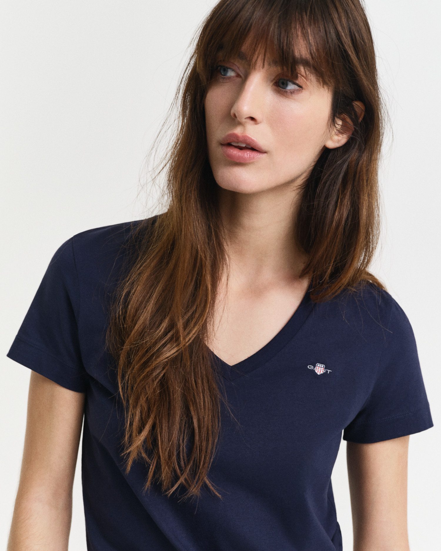 Gant T-shirt REG SHIELD KA V-NECK T-SHIRT met een klein geborduurd logo op de borst
