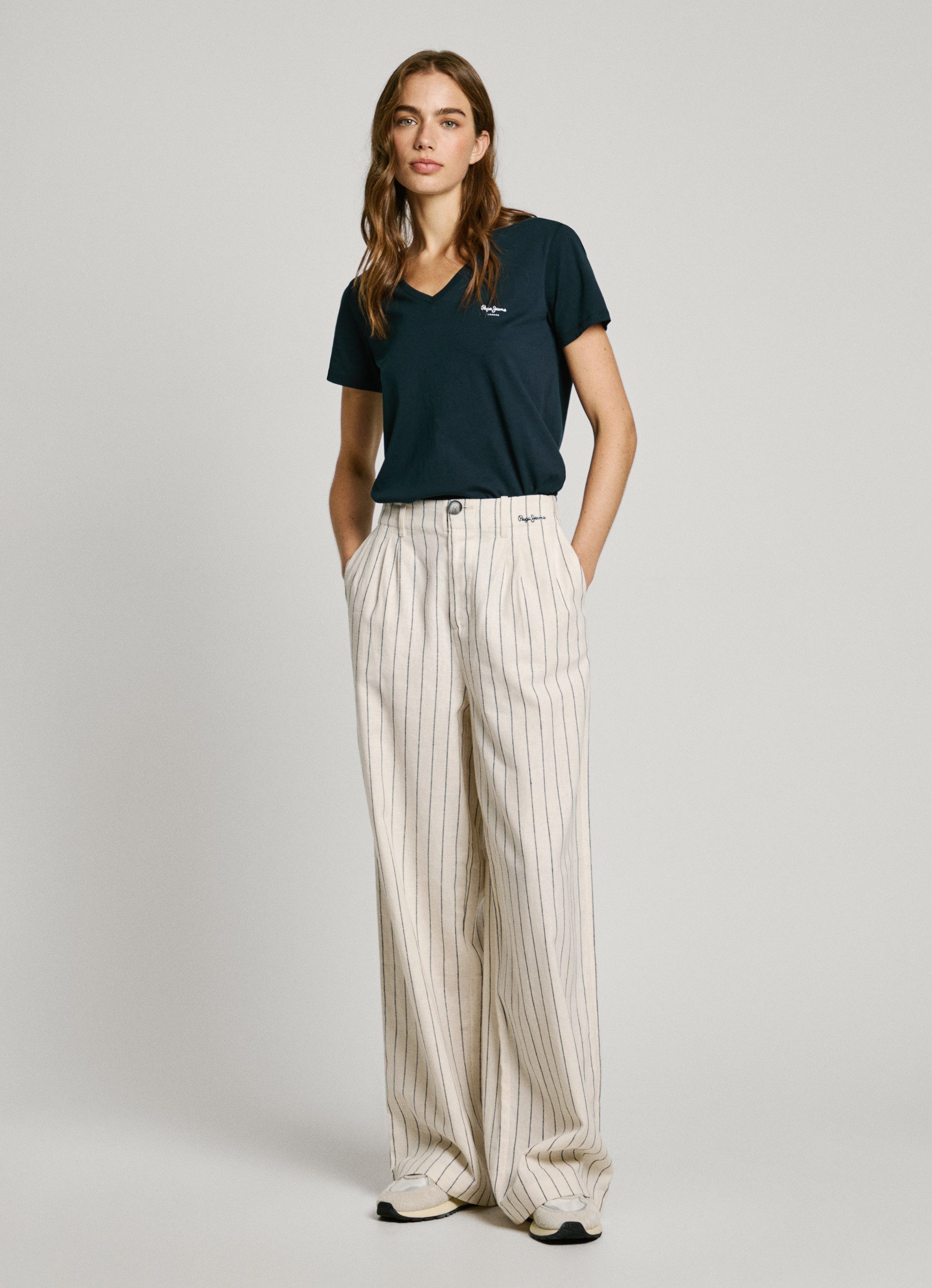 Pepe Jeans Shirt met V-hals MACY V-NECK met een logo-opschrift