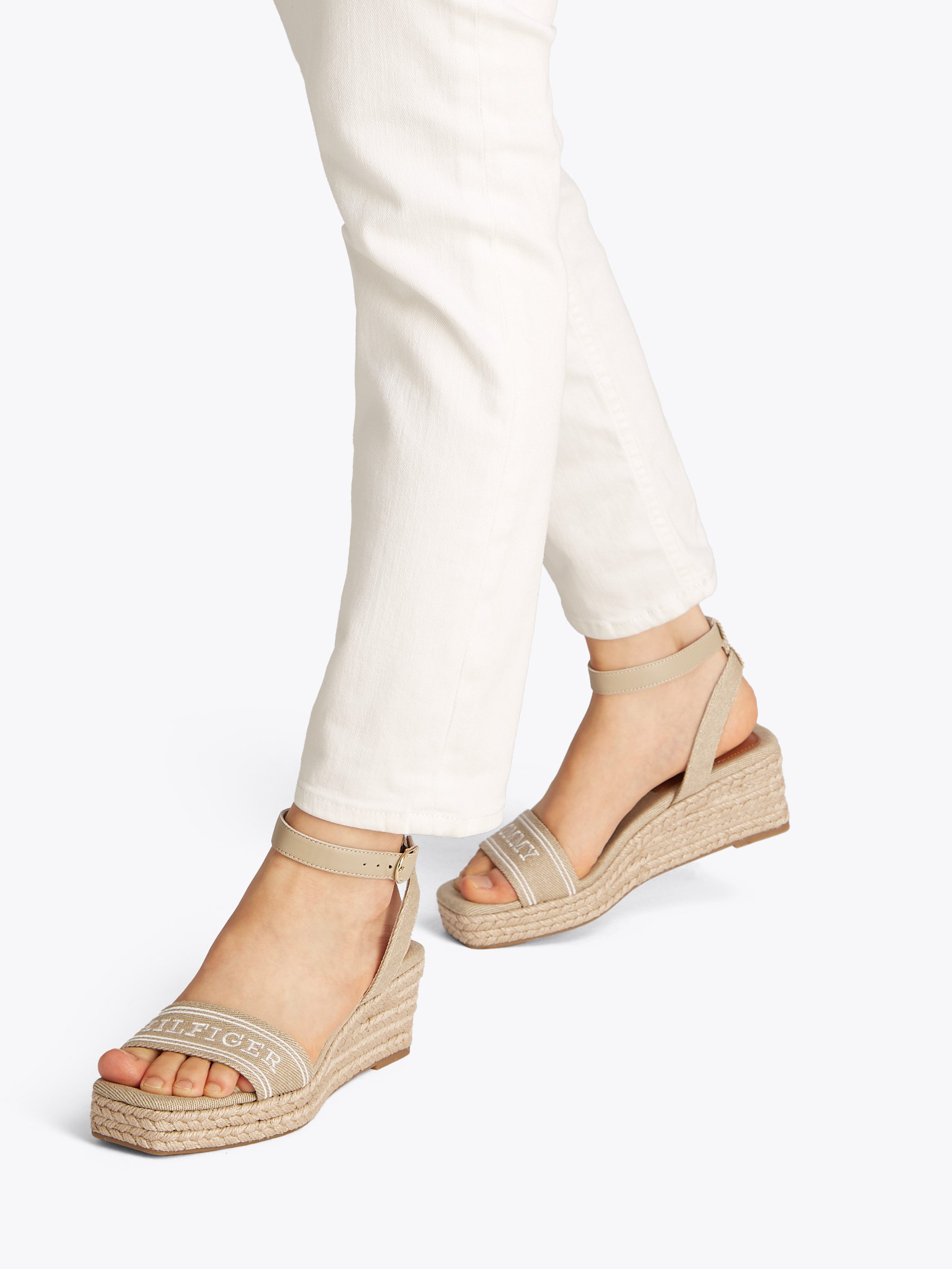 Tommy Hilfiger Sleehaksandaaltjes TOMMY HILFIGER ESPAD MID WEDGE , bandjessandaal, zomerschoen met verstelbare gesp
