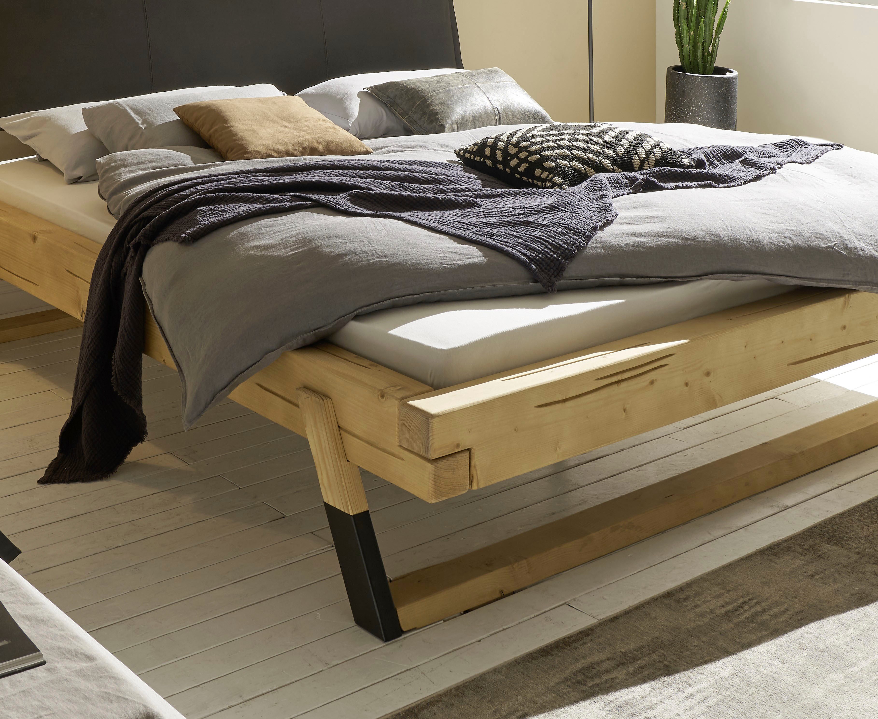 Schlafkontor Bedframe Lobia massief houten bed, gestoffeerde hoofdeinde 180x200 cm, tweepersoonsbed in natuurlijk vurenhout