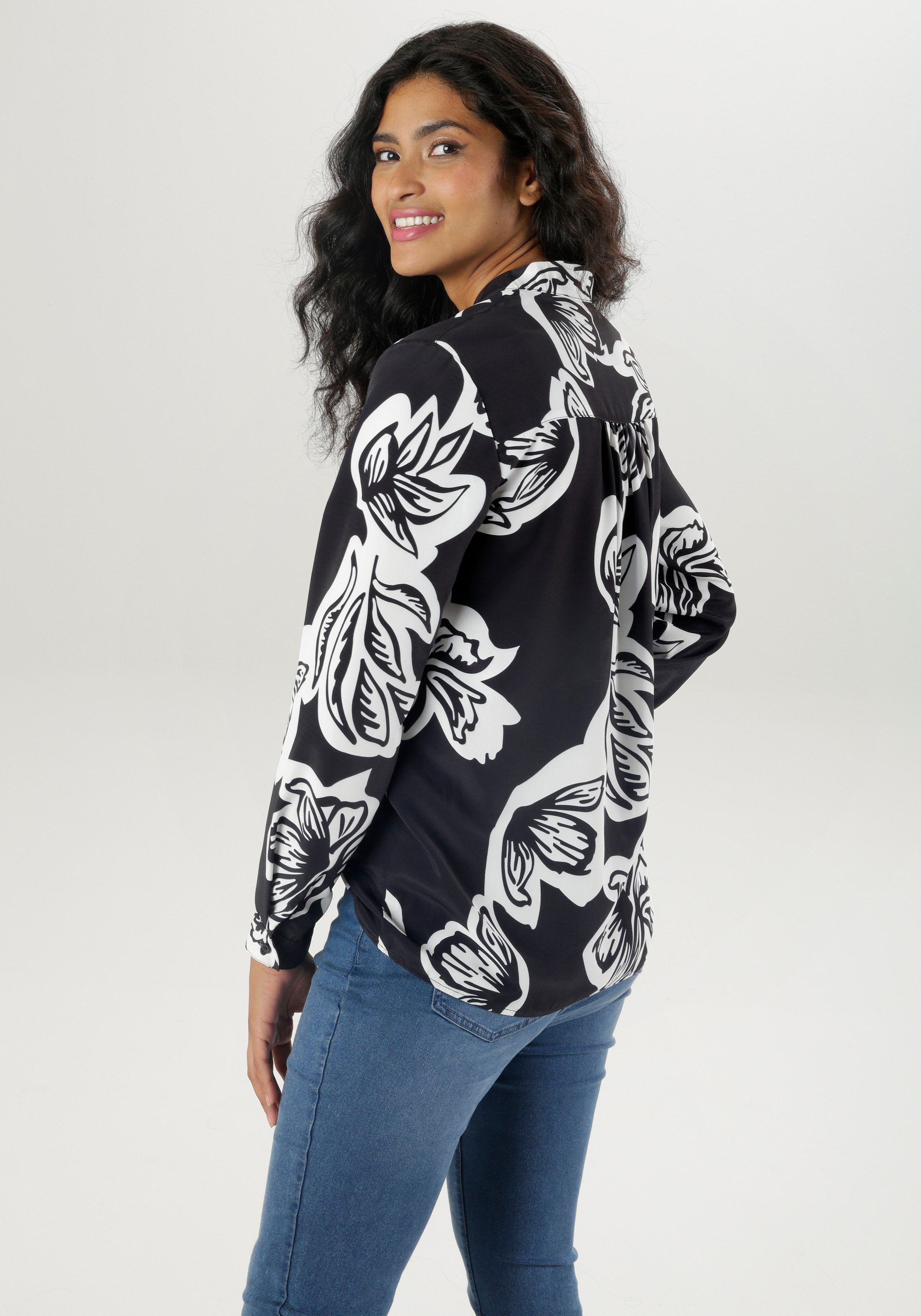 Aniston SELECTED Blouse zonder sluiting met opvallende bloesemprint en knoopsluiting