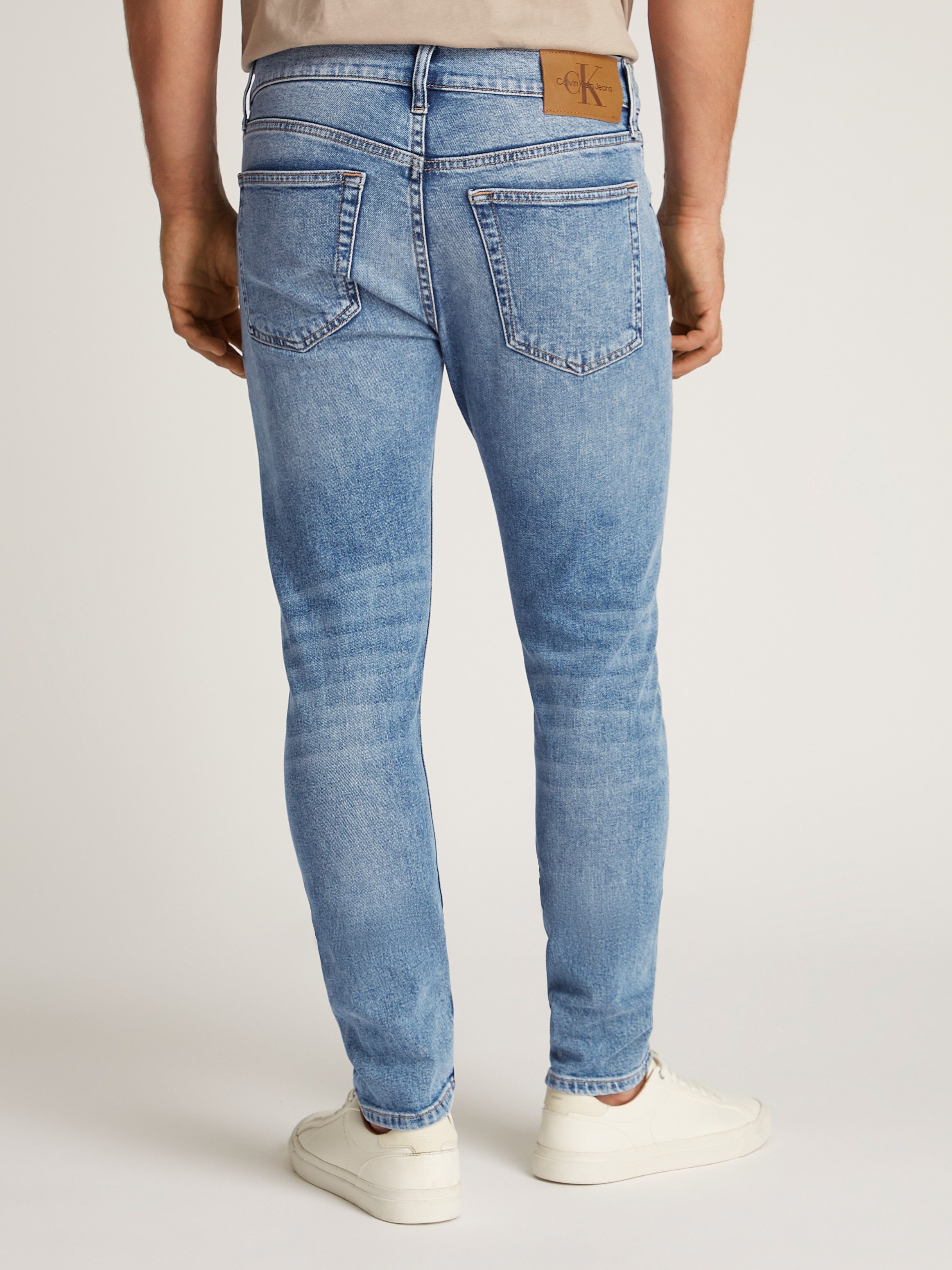 Calvin Klein Slim fit jeans SLIM TAPER Muntzakje, logo borduursel
