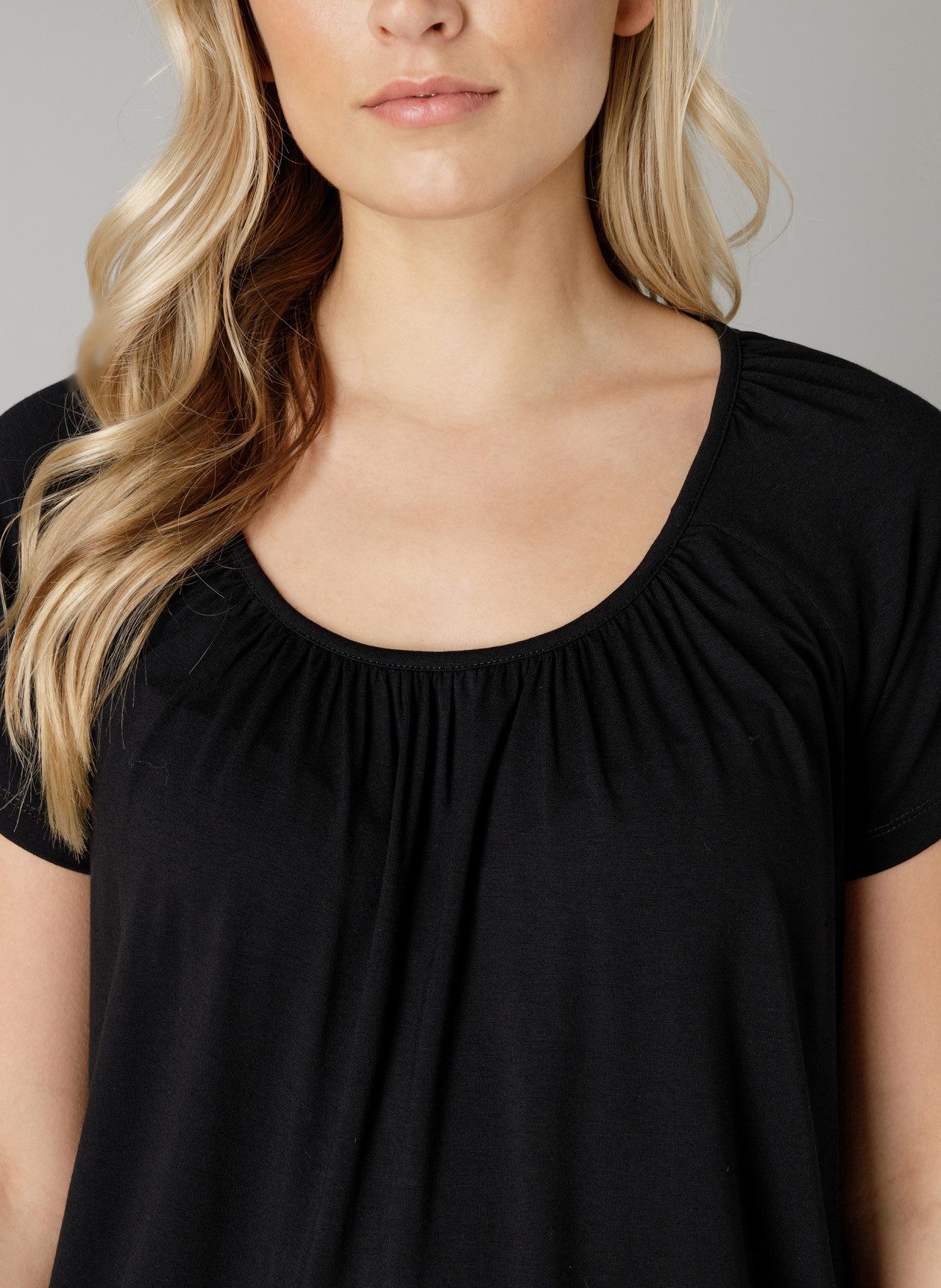 Base Level T-shirt Yona met plooien bij de hals en een elastische tailleband