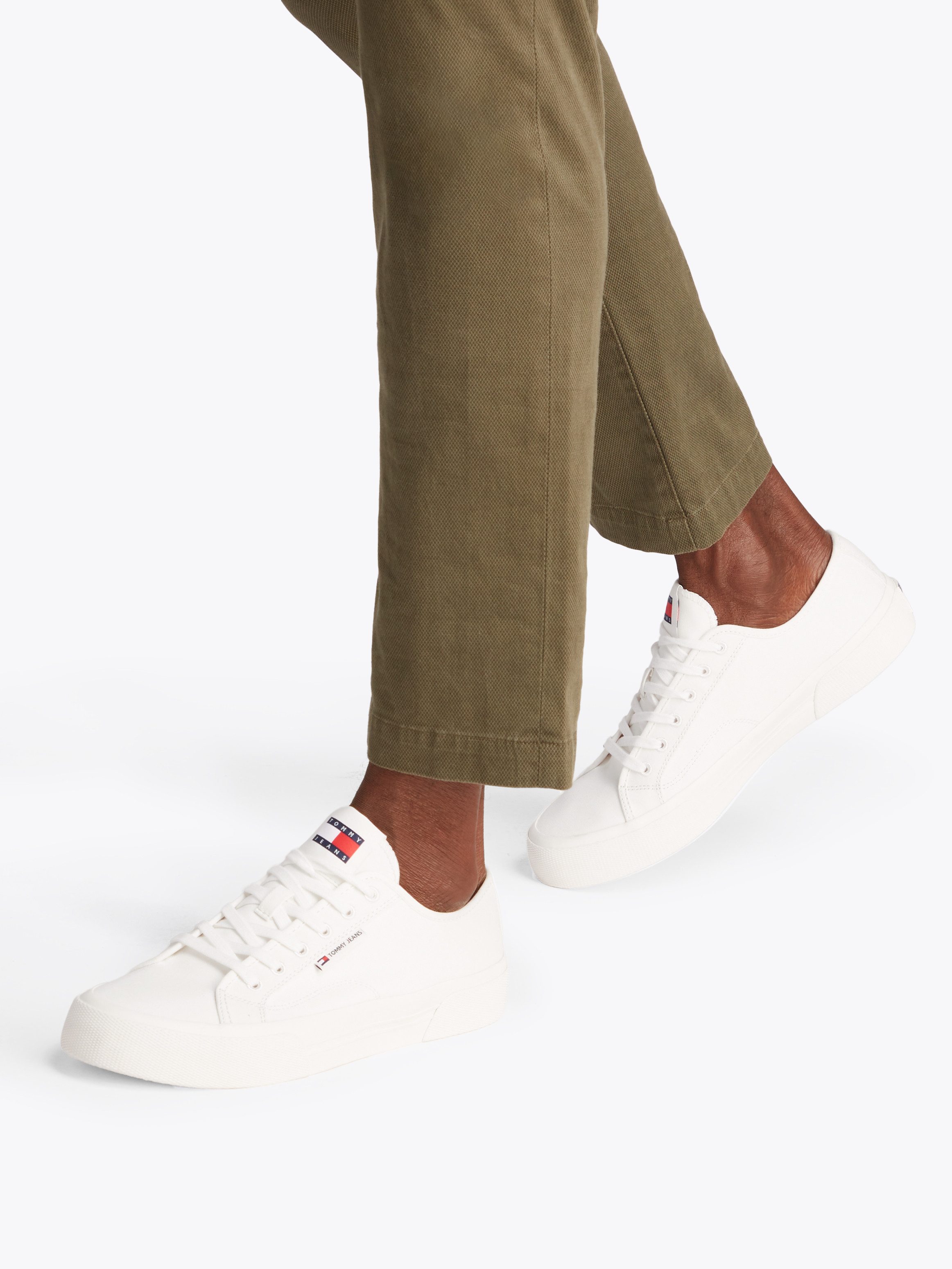 TOMMY JEANS Plateausneakers TJM LACE UP CANVAS COLOR , vrijetijdsschoen, lage schoen, veterschoen met logo-patch op de tong