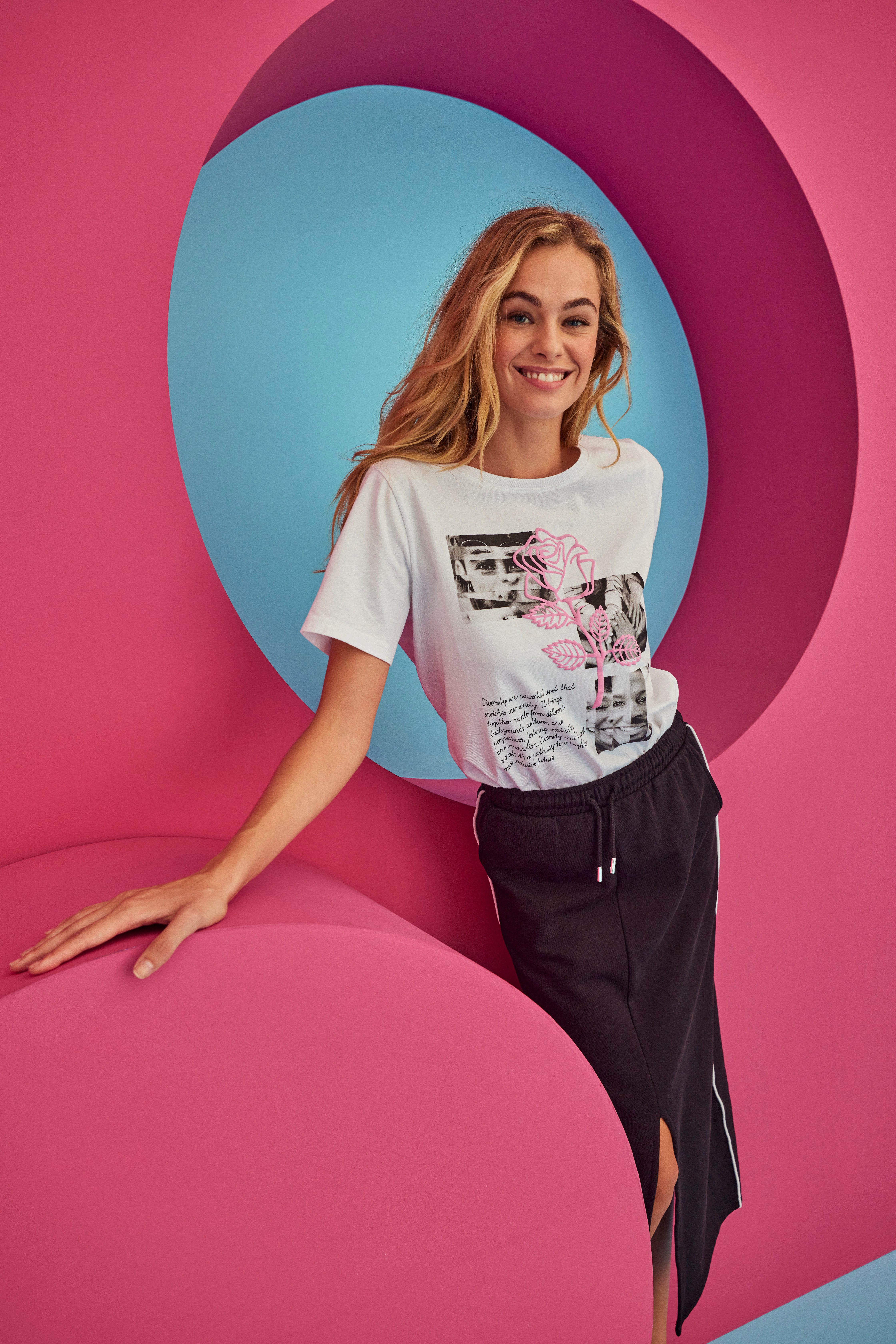 Aniston CASUAL T-shirt met rozenversierde diversity-voorprint