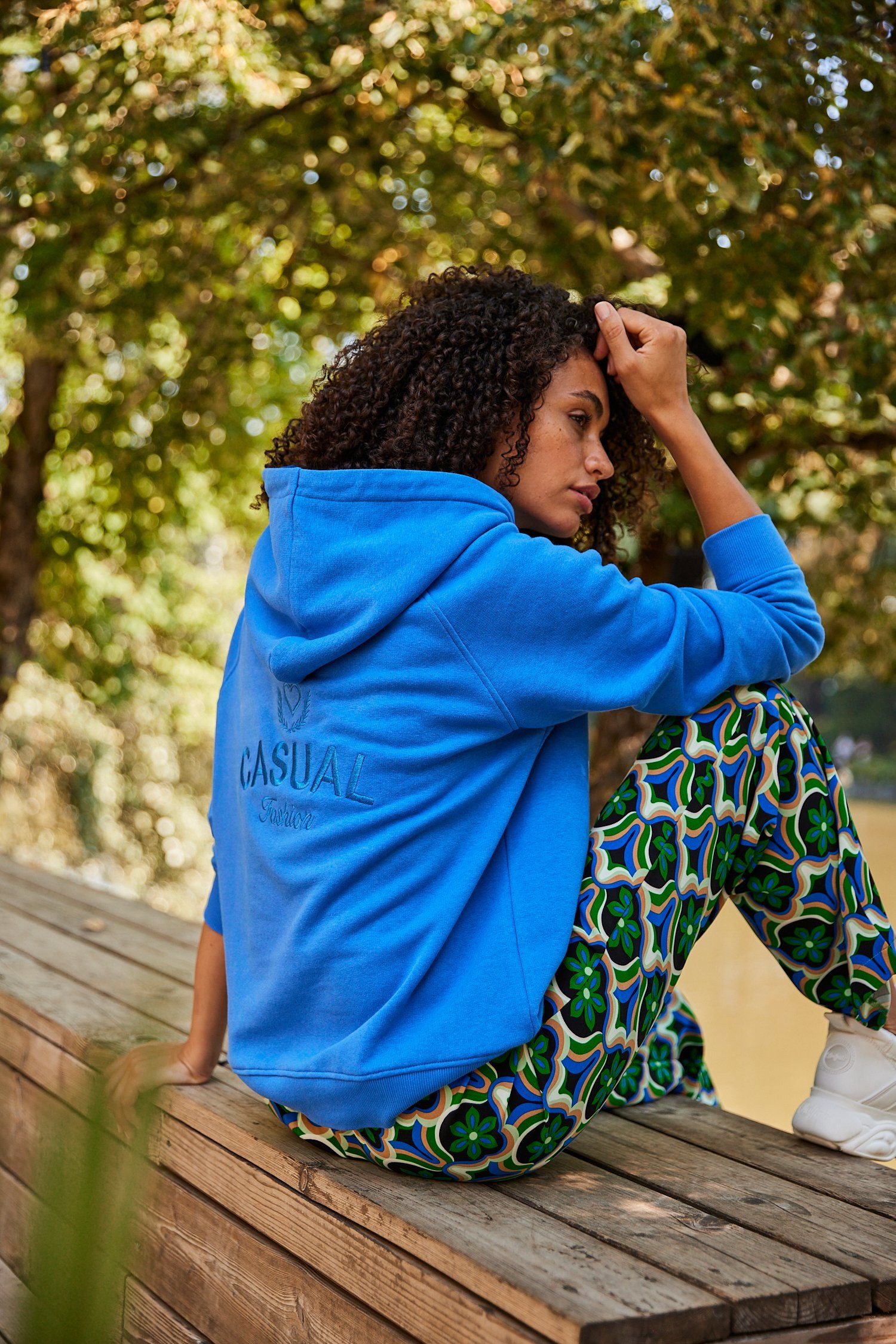 Aniston CASUAL Sweatshirt met decoratieve geborduurde achterkant nieuwe collectie