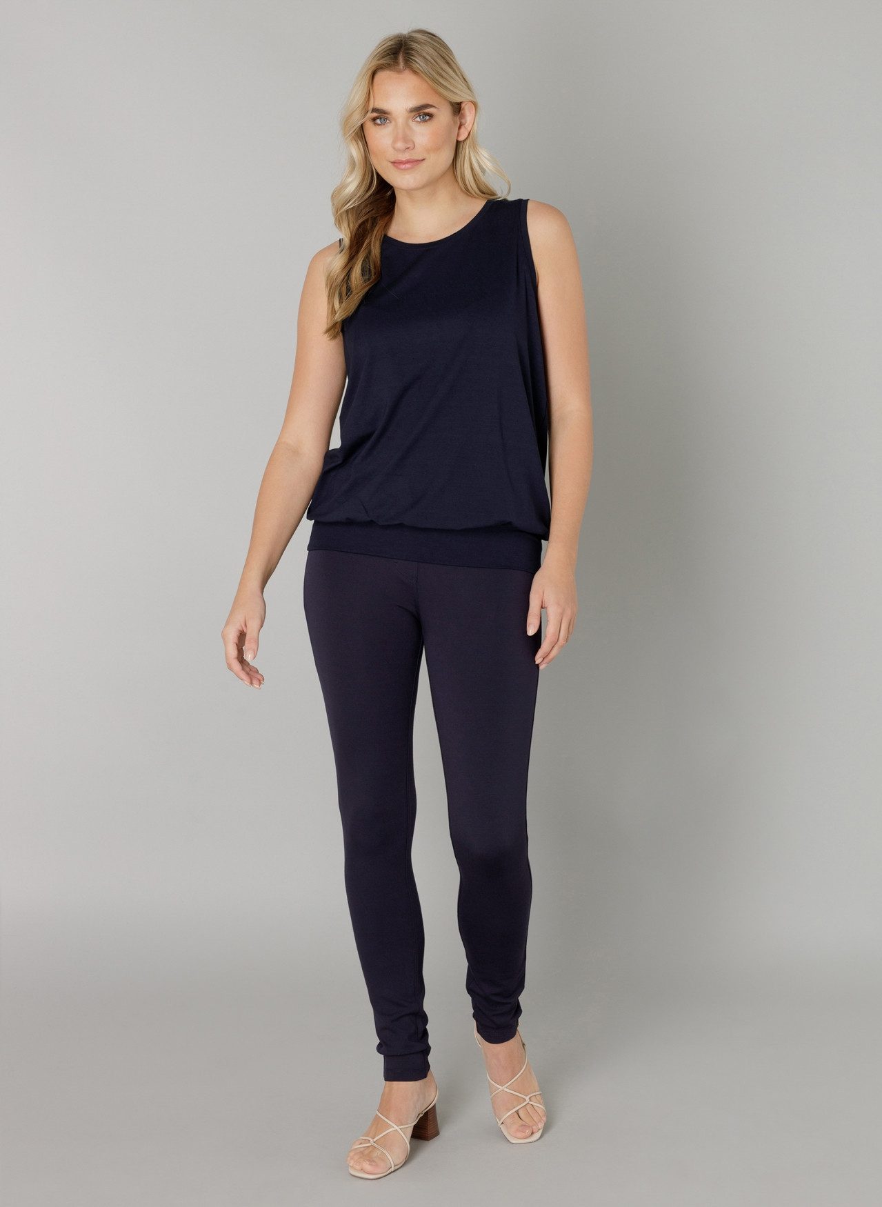 Base Level Shirttop Yasmin 1-knoopsluiting in de nek
