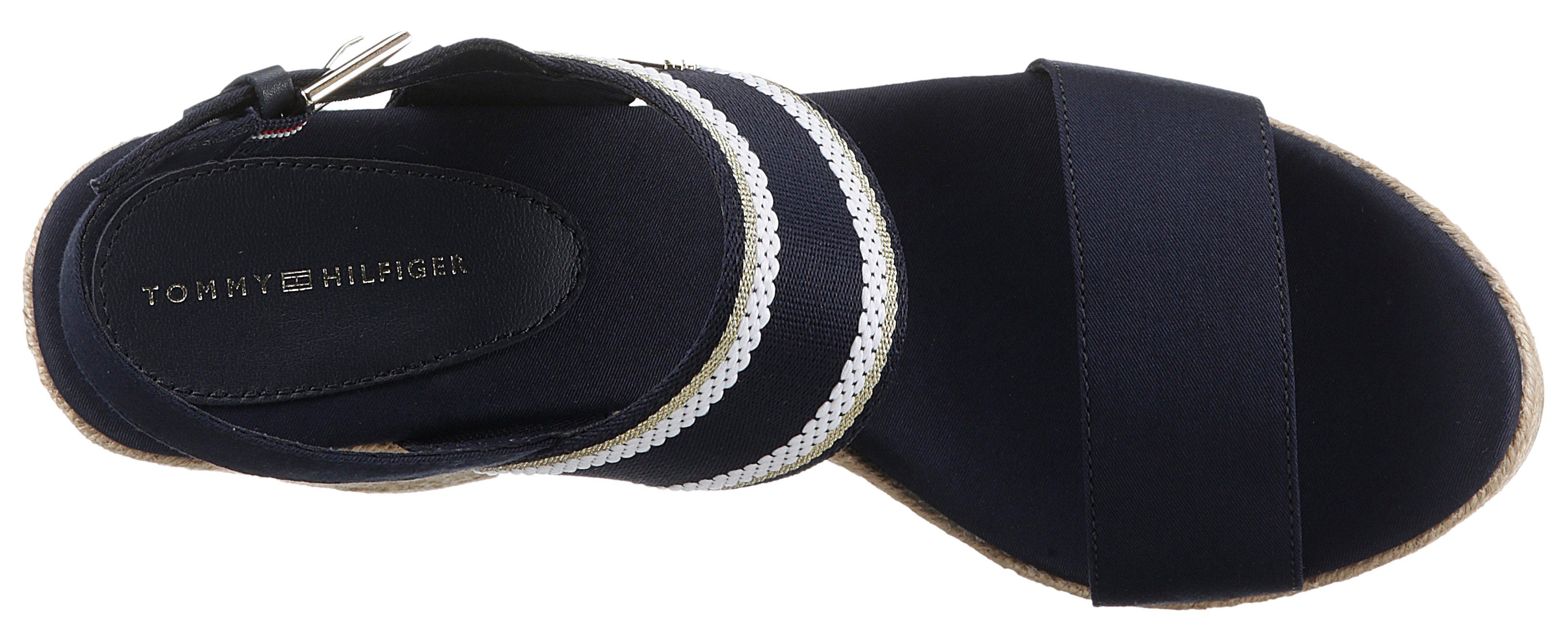 Tommy Hilfiger Sleehaksandaaltjes WEBBING HIGH WEDGE SANDAL , zomerschoen, sandaal, sleehak, met zij th-label
