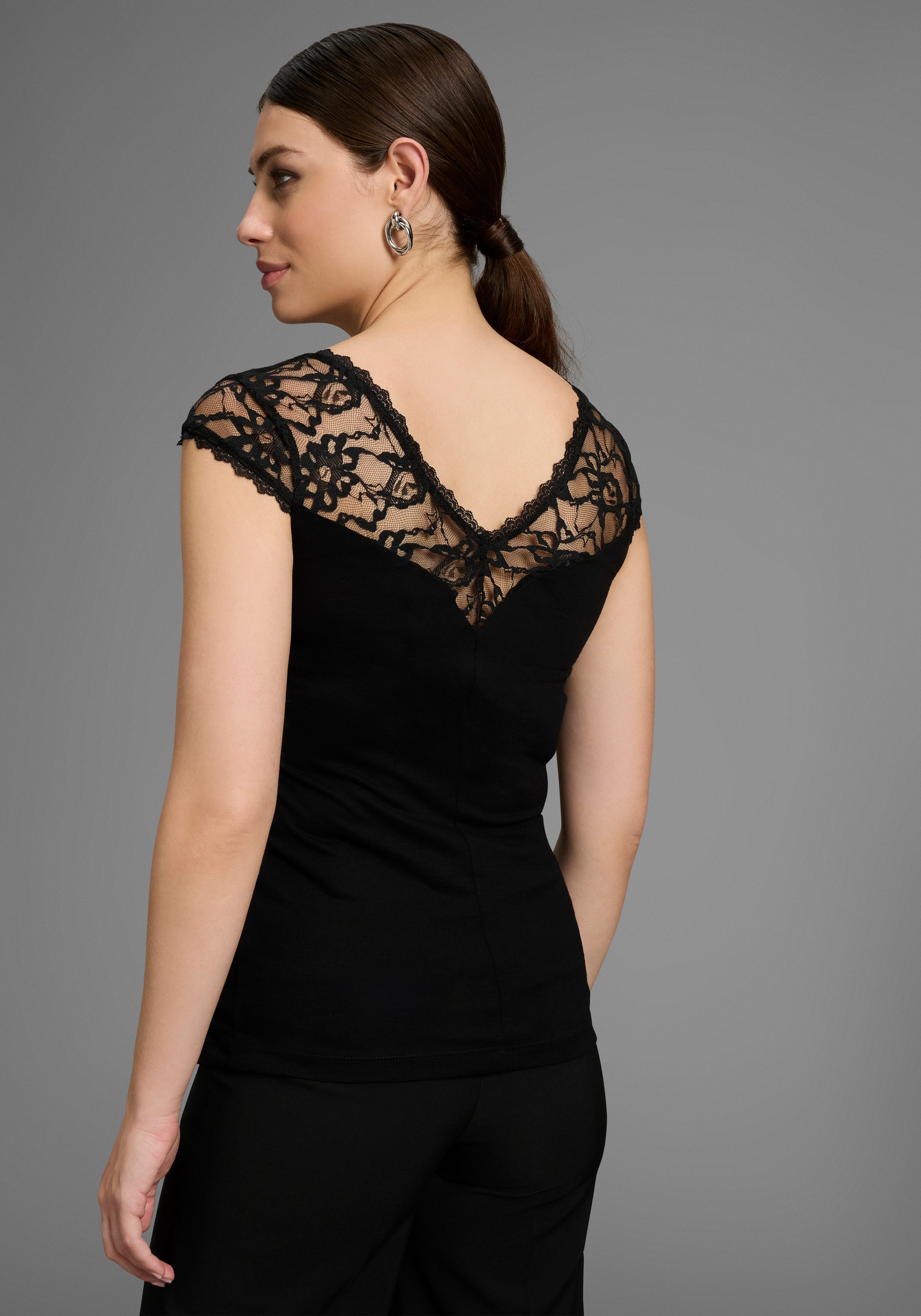 Melrose Kanten shirt getailleerde snit, elastisch materiaal, met kantband
