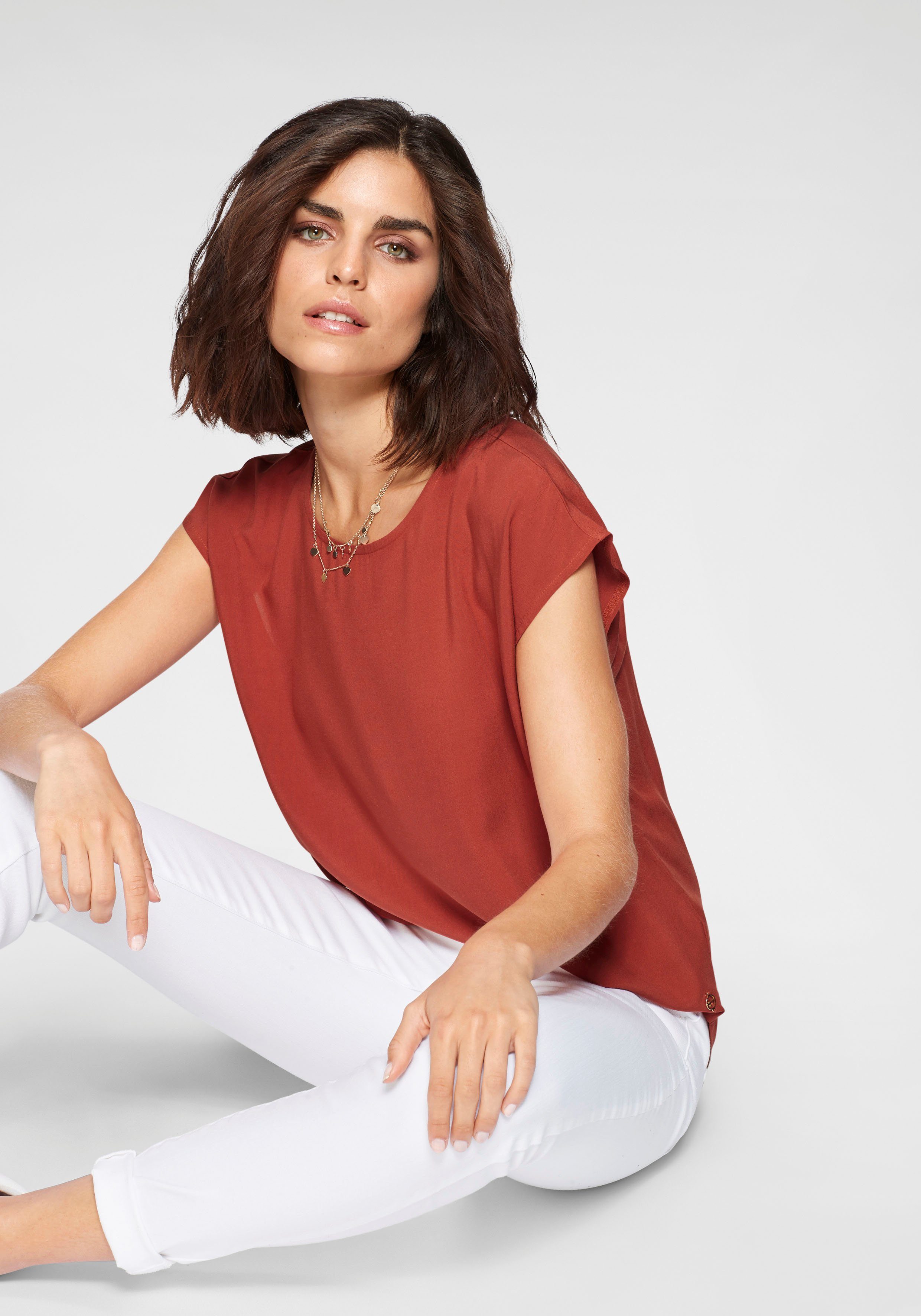 Tamaris Shirtblouse met een afgeronde zoom