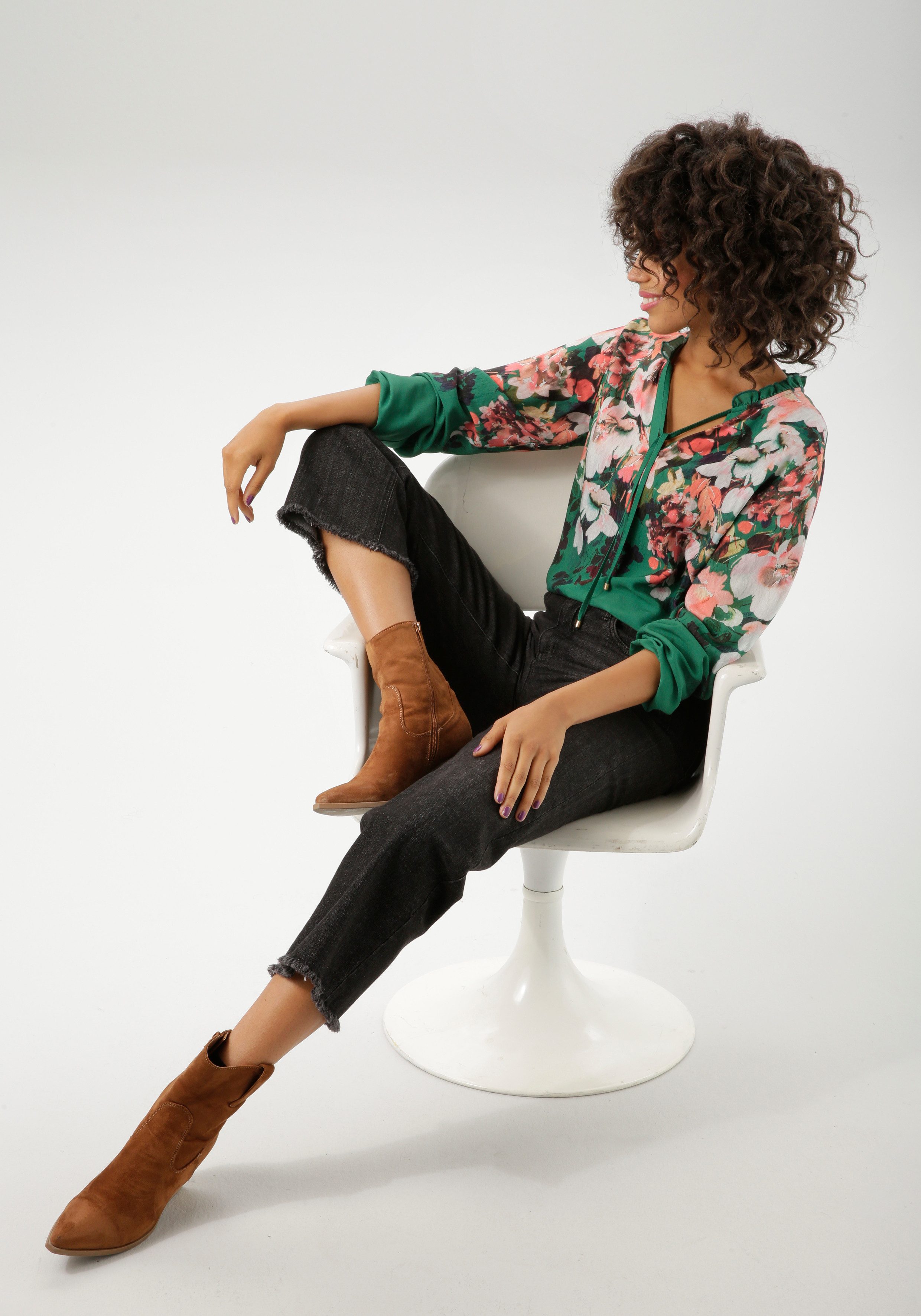 Aniston CASUAL Blouse zonder sluiting met kleurrijke bloemen gedessineerd - nieuwe collectie