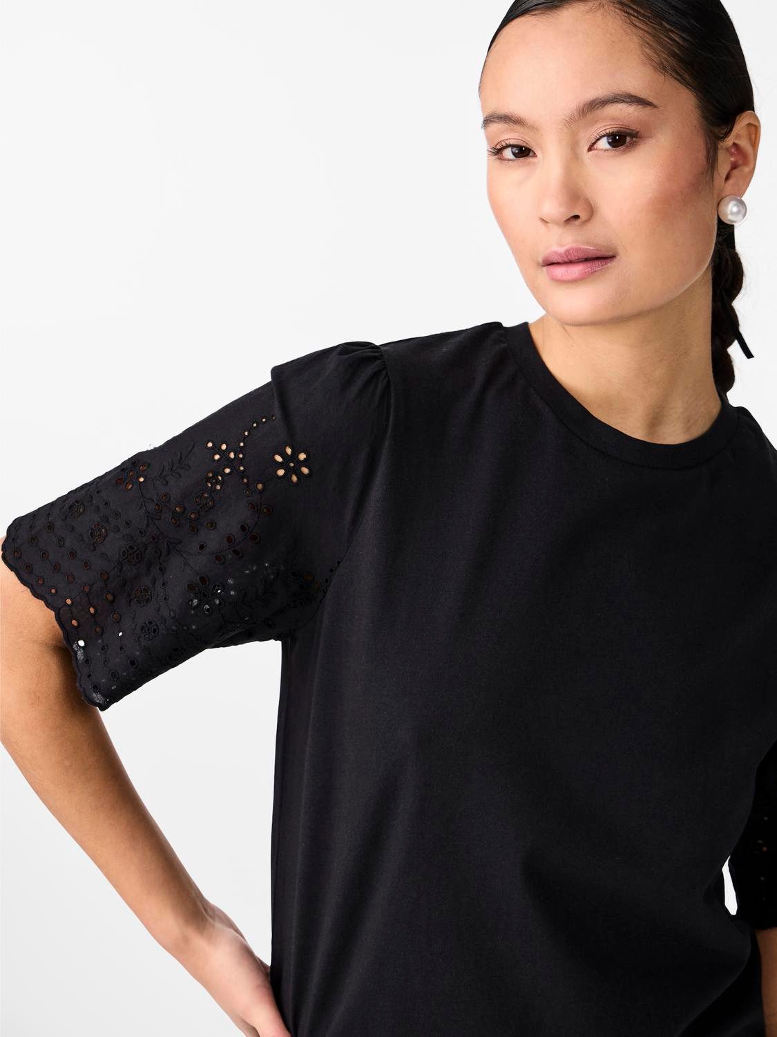 Y.A.S Shirt met korte mouwen YASLEX SS TOP W. EMB SLEEVES S. NOOS (Korte mouw met ajourborduurwerk, ronde hals, normale pasvorm)