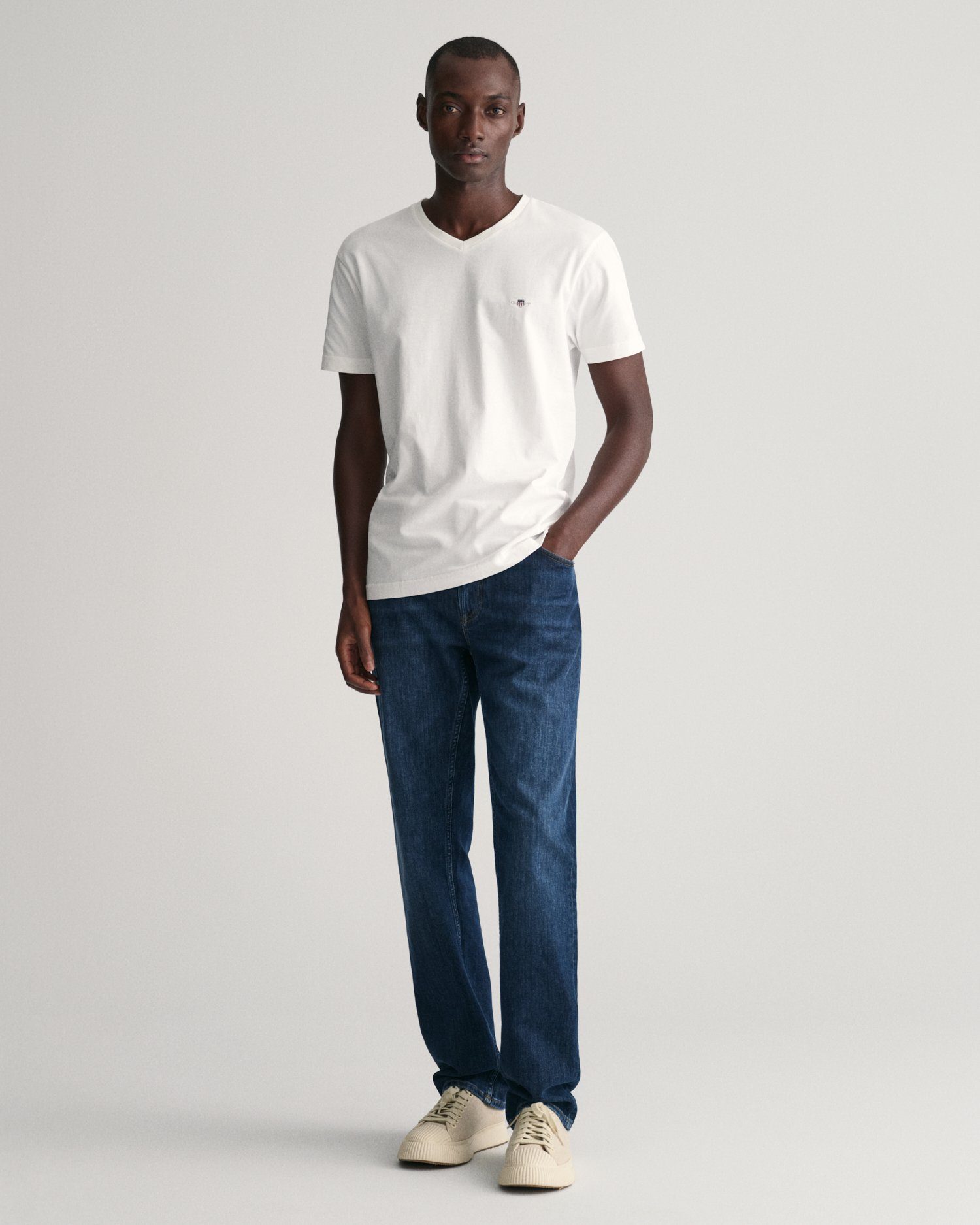 Gant T-shirt SLIM SHIELD V-NECK T-SHIRT met een klein geborduurd logo op de borst