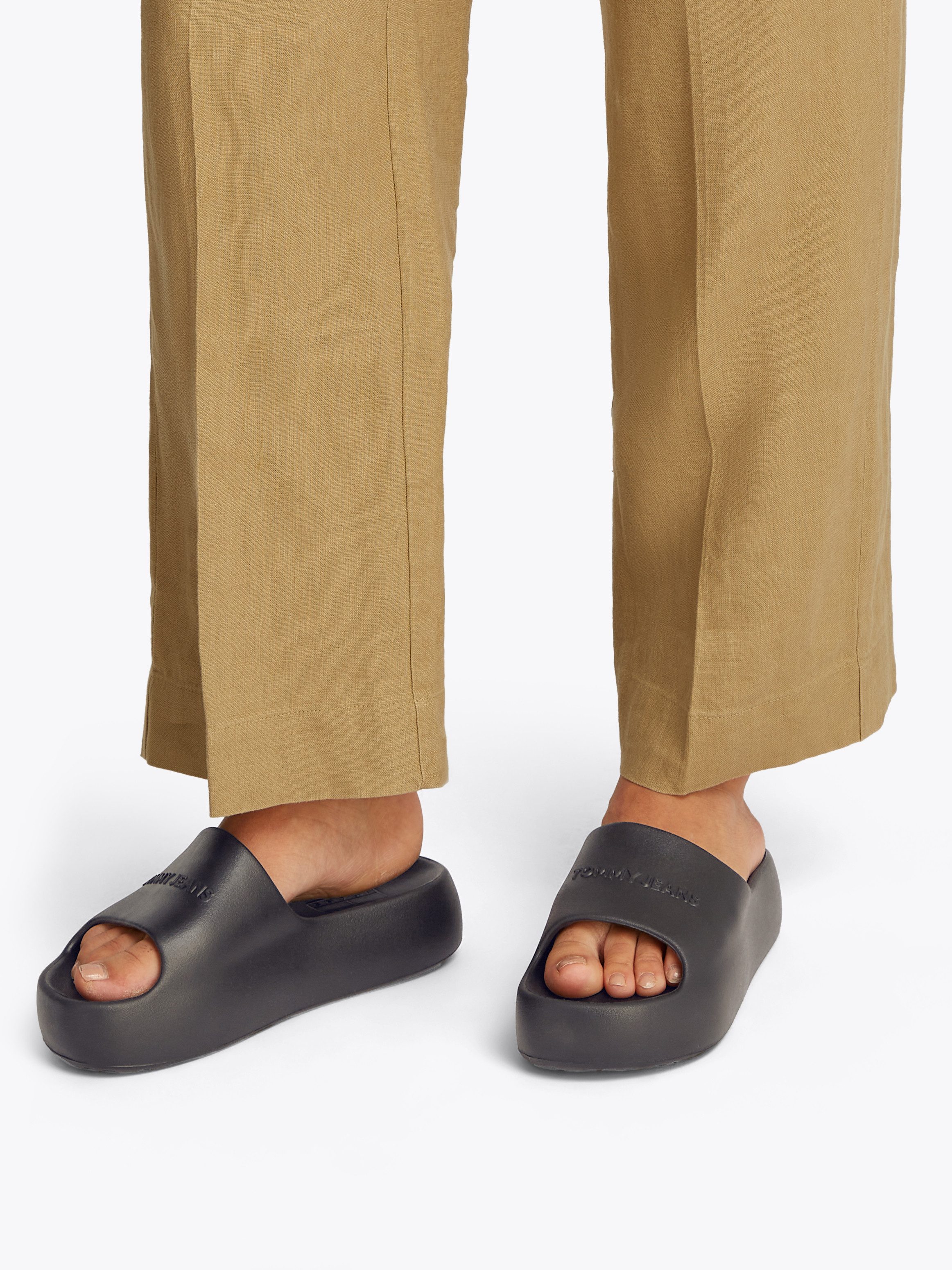 TOMMY JEANS Slippers TJW CHUNKY POOL SLIDE ESS , plateau, zomerschoen, instapschoen, comfortabele schoen, logo-opdruk