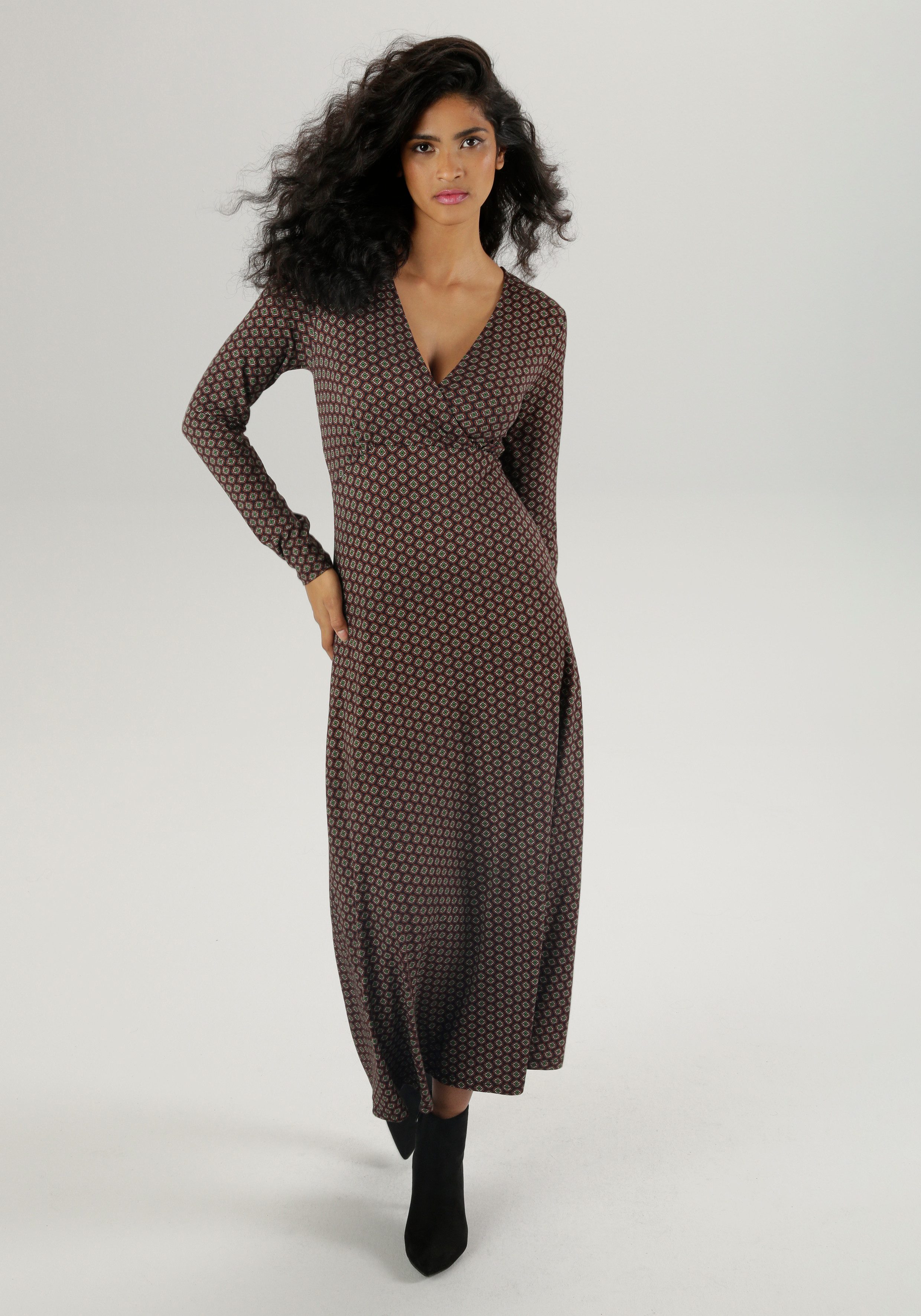 Aniston SELECTED Maxi-jurk met v-halslijn in wikkel-look en onderborstnaad