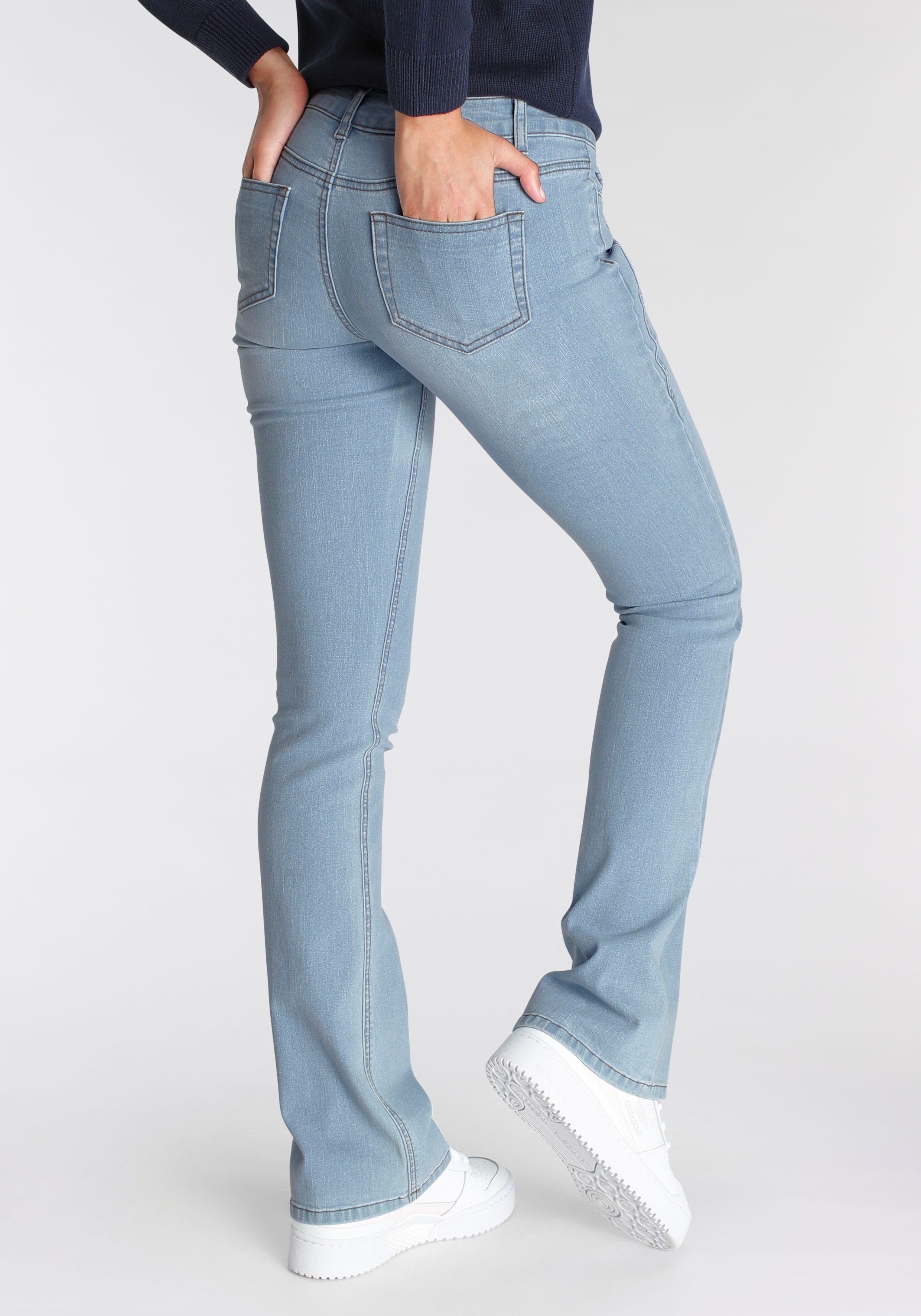 Arizona Bootcut jeans Met geren uitlopende pasvorm, lage taille, elastisch materiaal