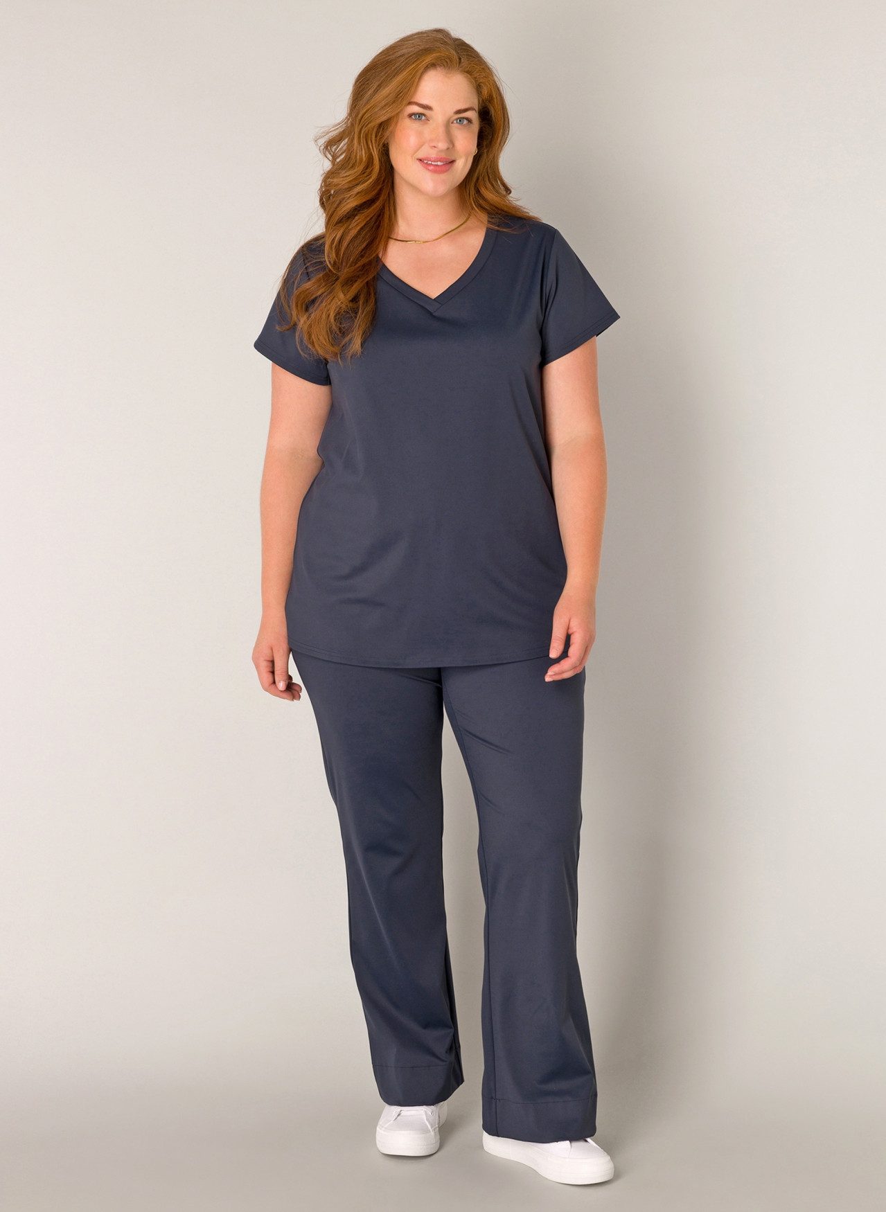 Base Level Curvy Shirt met V-hals Lilly met stretch