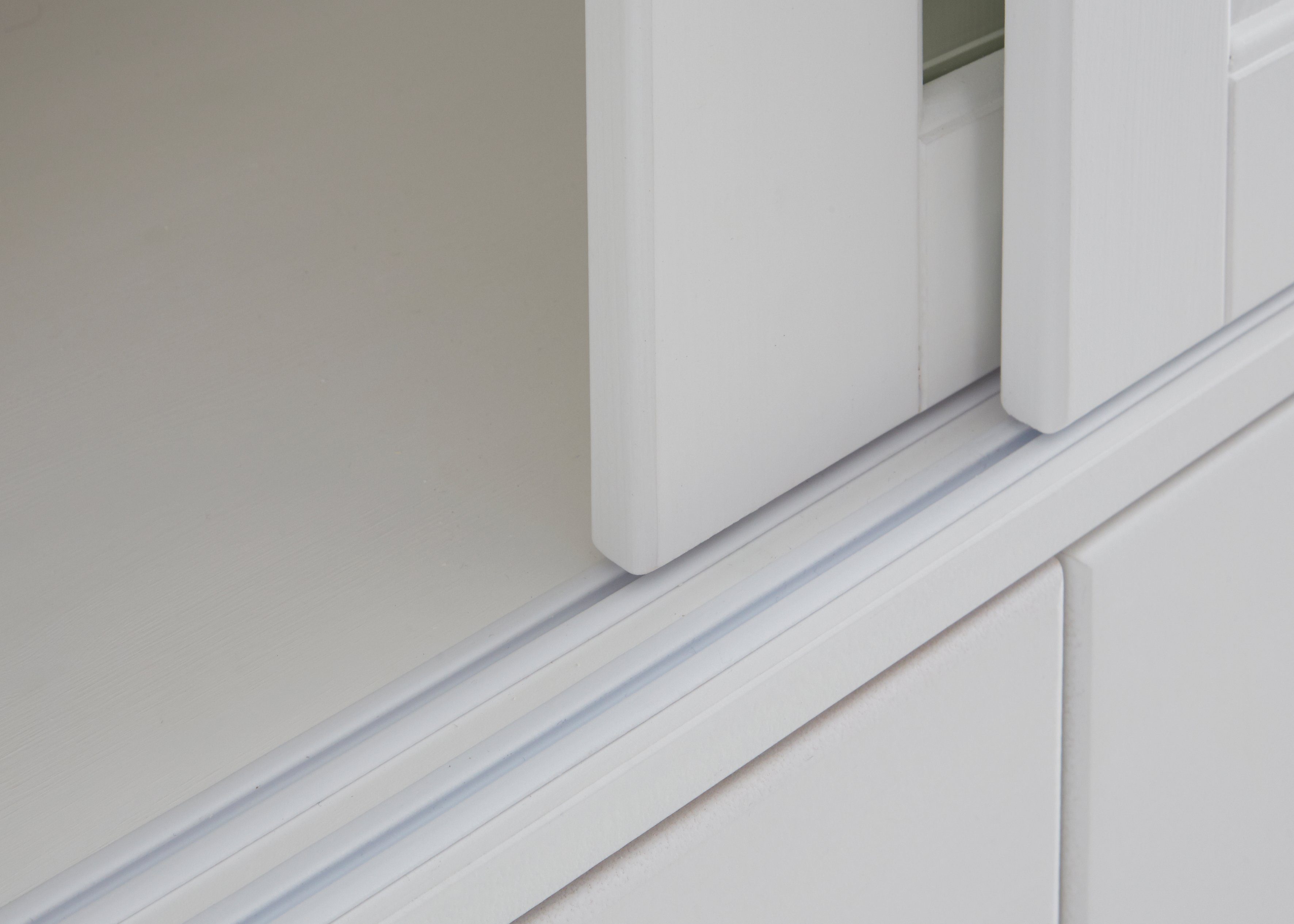 Home affaire Schuifdeurkast Konrad, landelijke stijl, rustiek, met lades + spiegel, kassettes massief dennenhout, fsc®-gecertificeerd, messing handgrepen, verschillende varianten