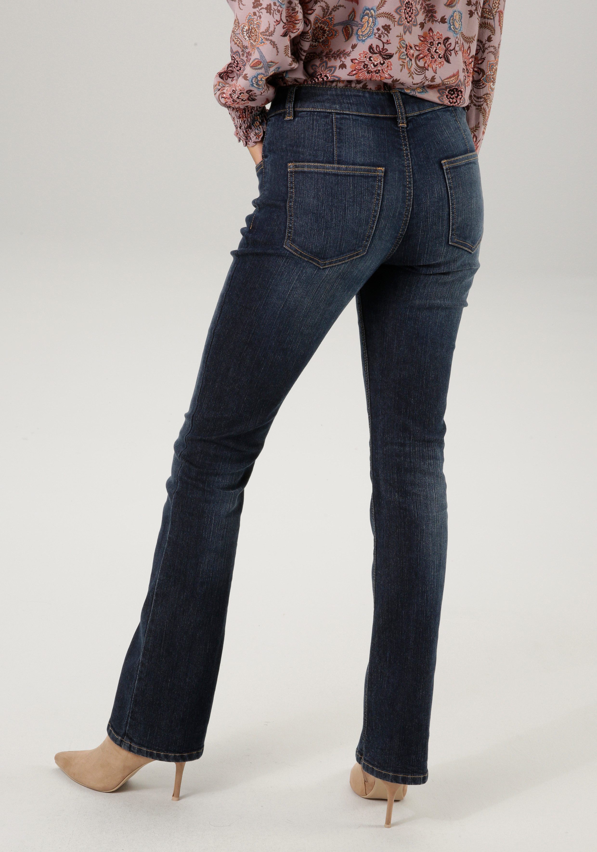 Aniston CASUAL Bootcut jeans met decoratieve knoopsluiting
