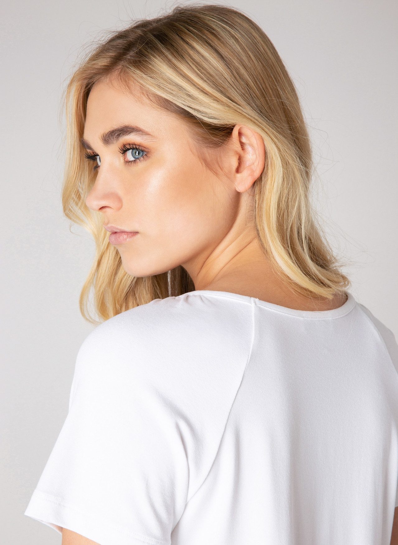 Base Level T-shirt Yona met plooien bij de hals en een elastische tailleband