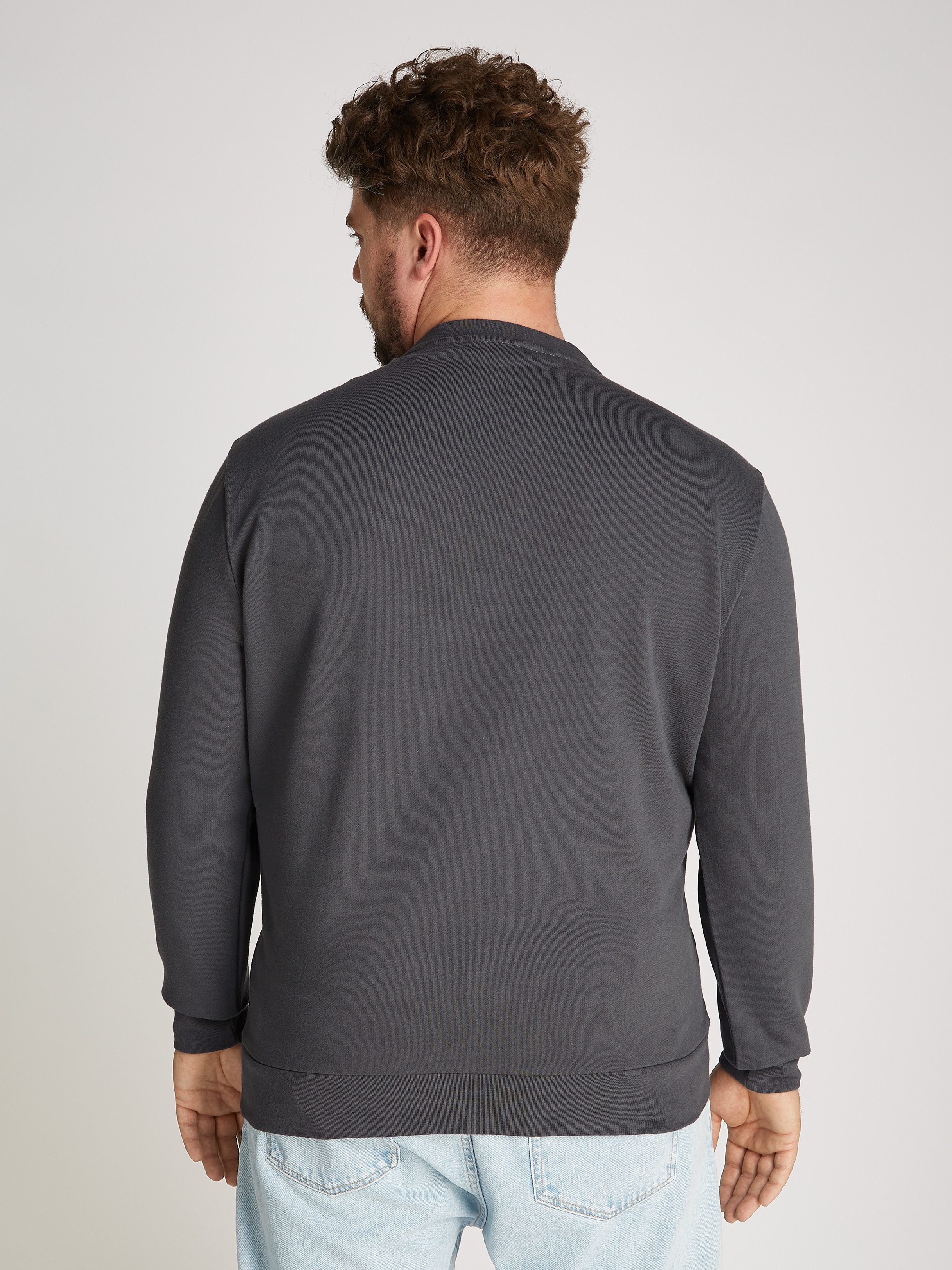 Calvin Klein Sweatshirt BT_OFF PLACEMENT LOGO SWEATSHIRT in grote maten met logo-opschrift