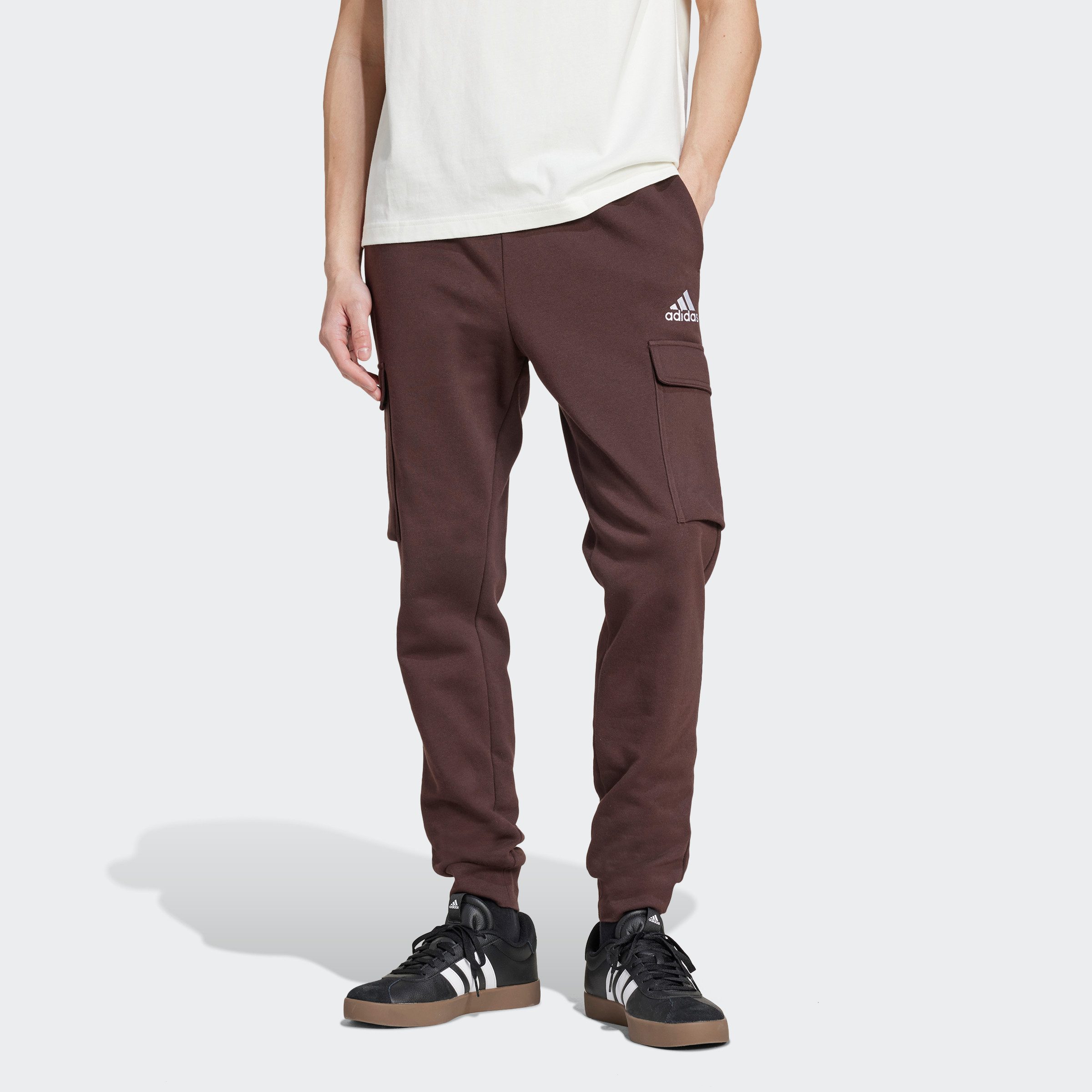 adidas Sportswear Sportbroek ESSENTIALS FLEECE REGULAR TAPERED CARGOBROEK Joggingbroek cargo van zacht fleece-materiaal (1-delig)