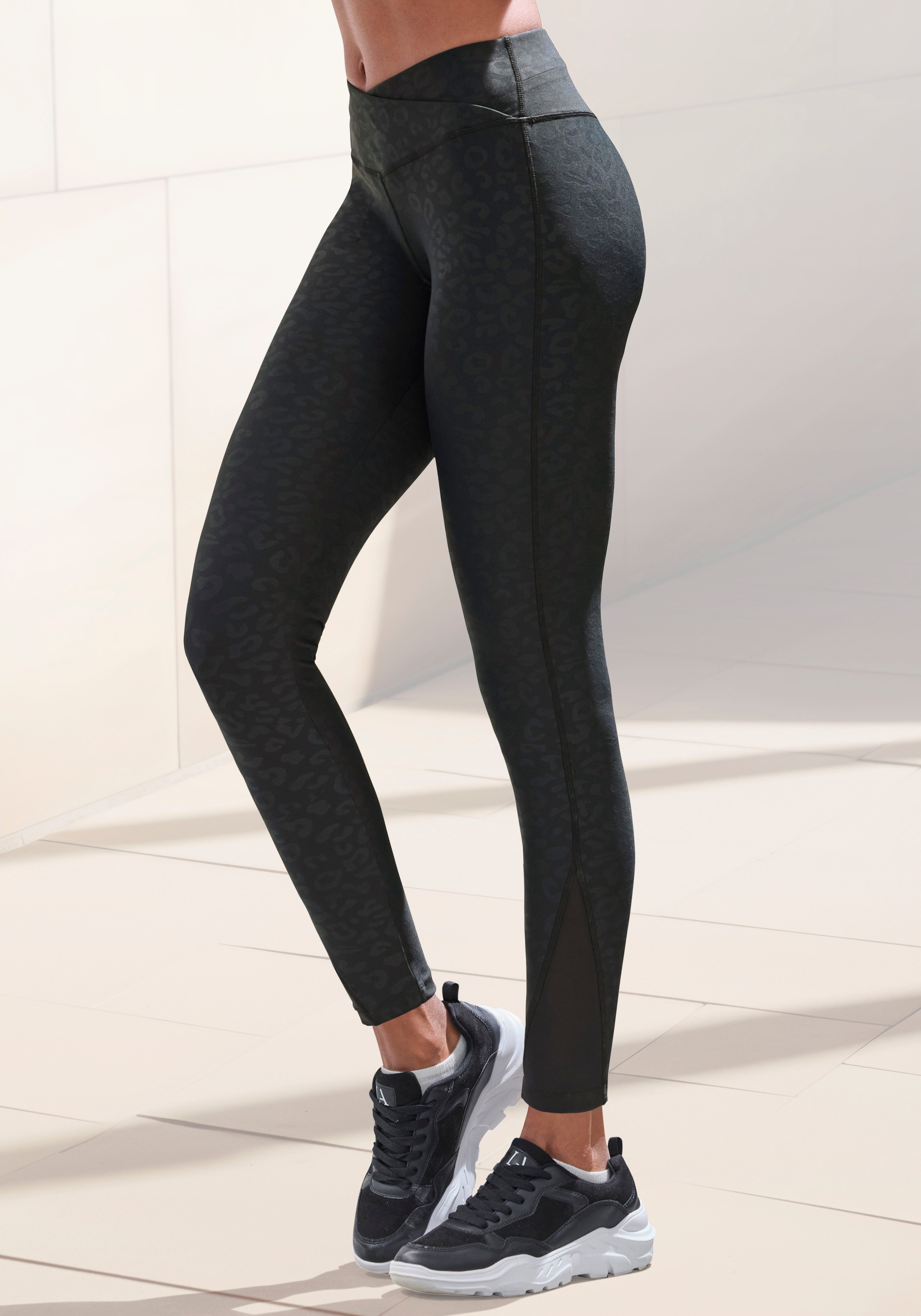 active by Lascana Functionele legging Sportleggings met V-vormige tailleband in leeuwprint