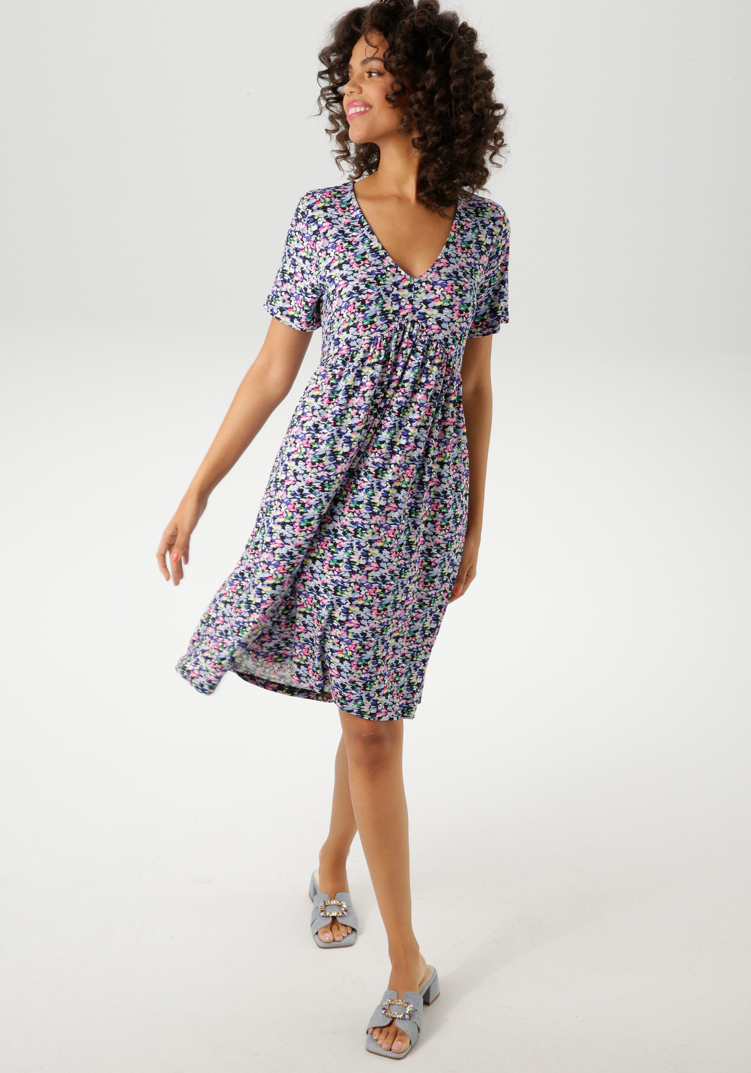 Aniston CASUAL Zomerjurk met kleurrijke, grafische bloemetjes bedrukt - nieuwe collectie