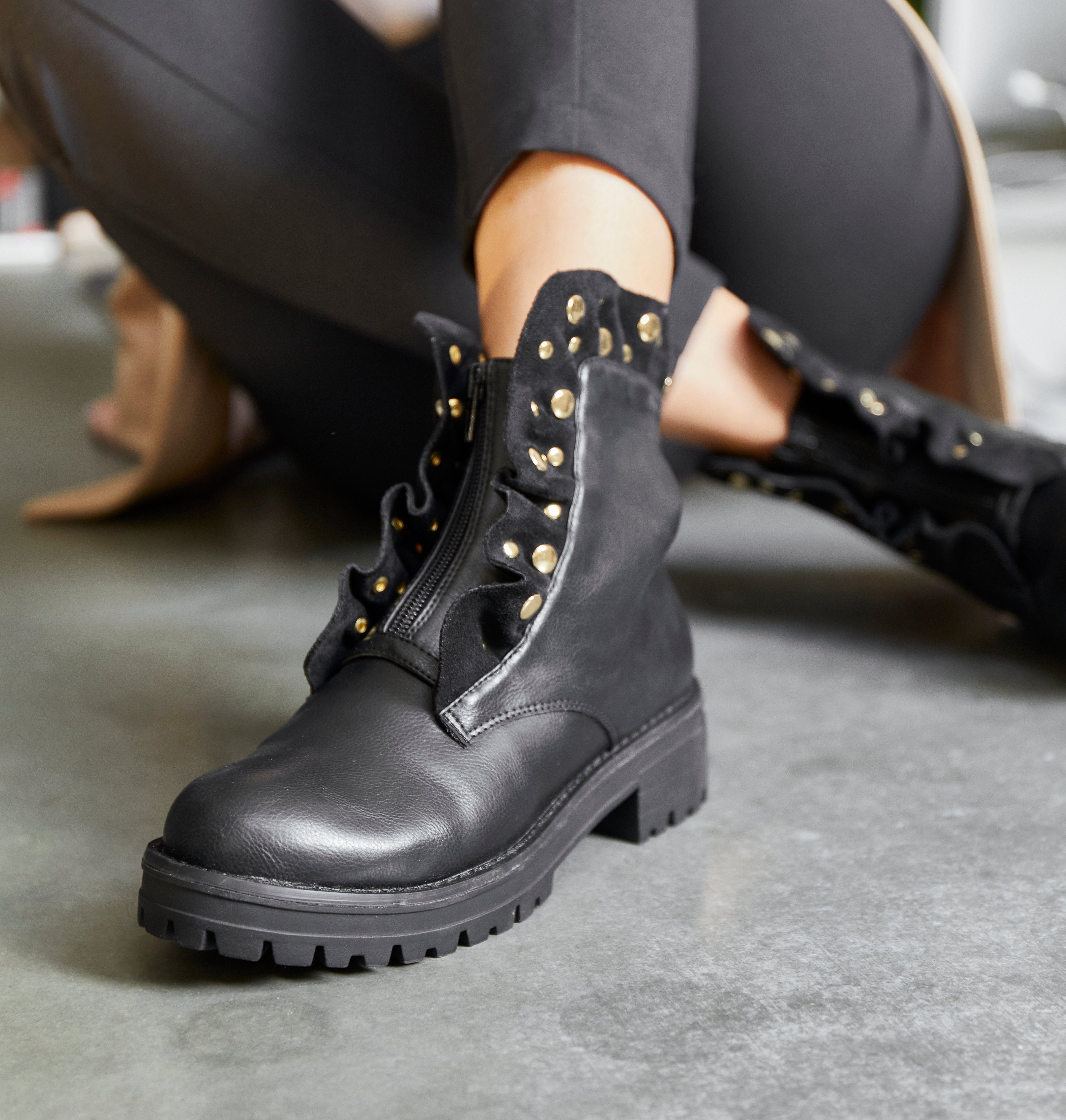 Lascana Laarzen met ritssluiting met glinsterende steentjes en kleine ruches, laarsjes, ankle boots