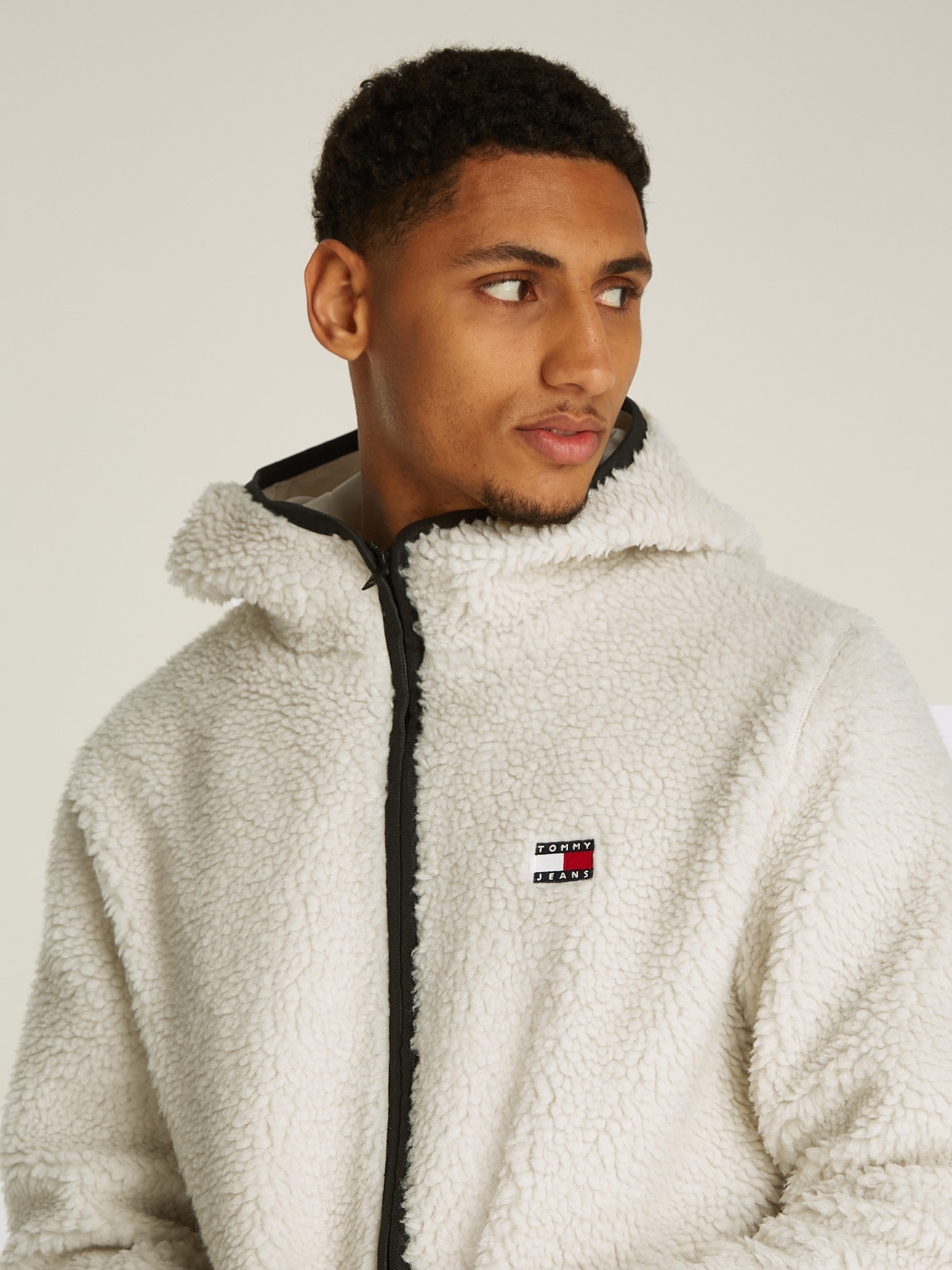 TOMMY JEANS Pluchen jack TJM REG BADGE TEDDY ZIP TRU EXT met logopatch, licht afgezakte schouders