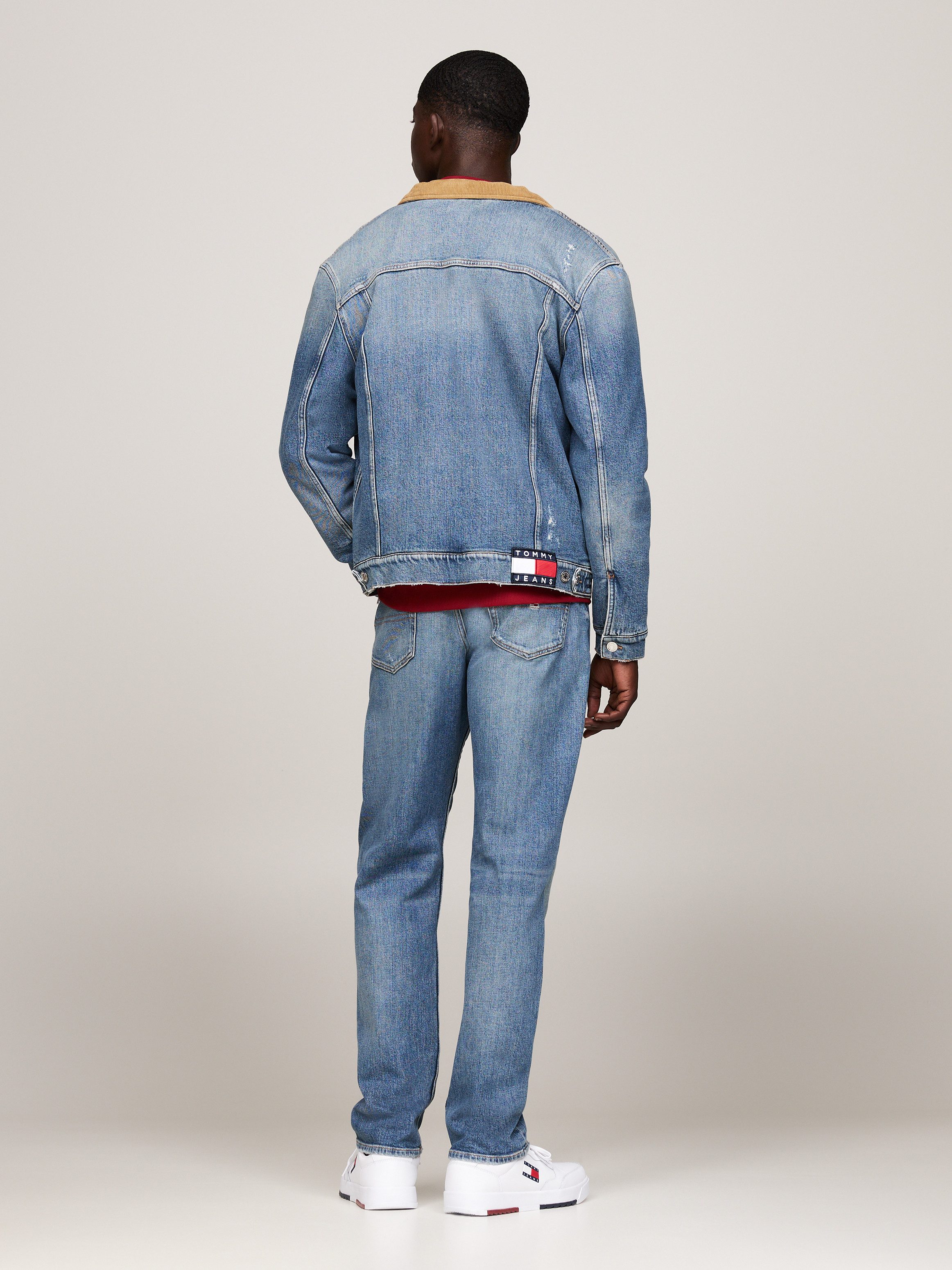 TOMMY Jeansjack RYAN TEDDY RGLR TRCKR DH6138 EXT geborduurd merkembleem aan de zoom