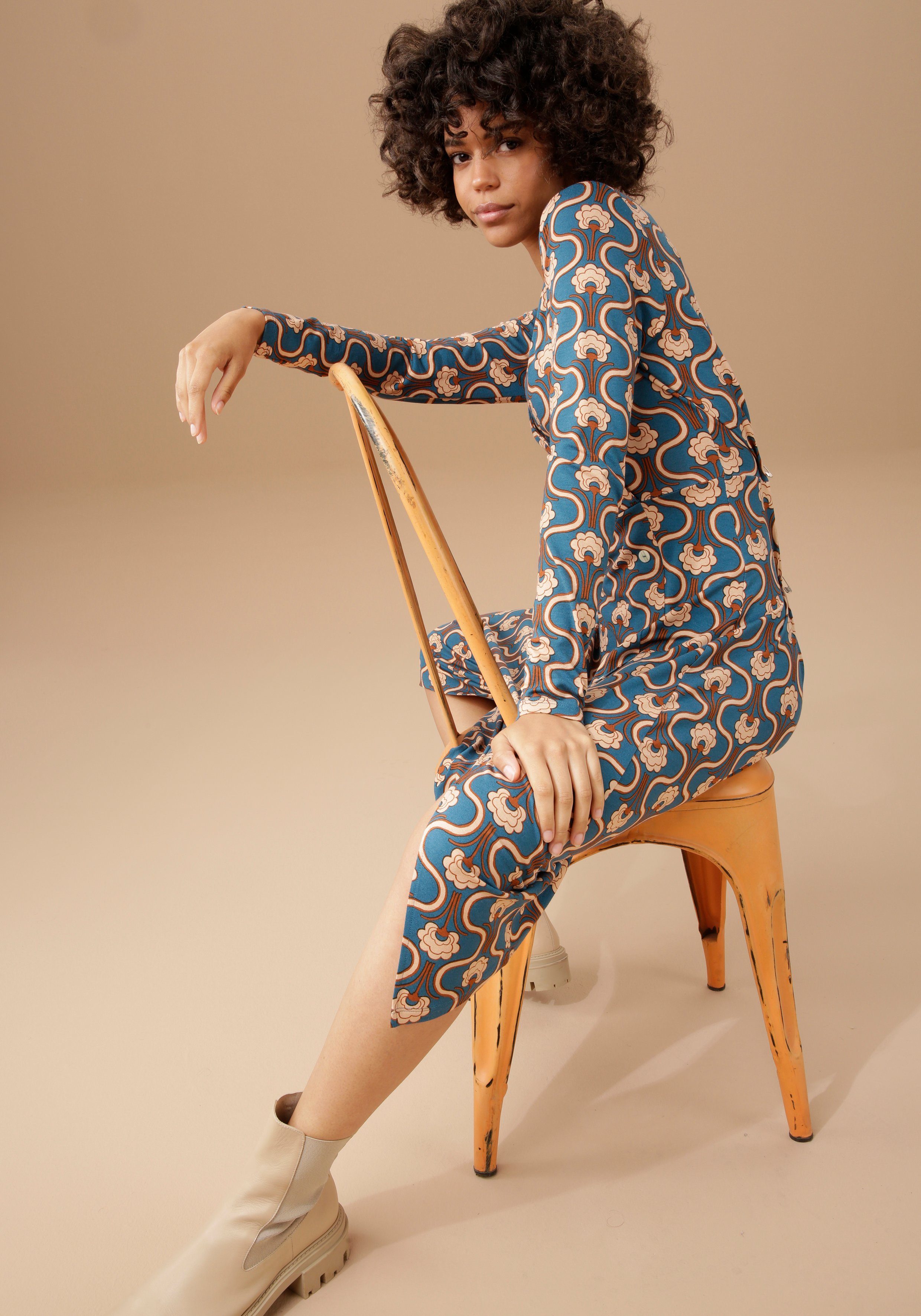 Aniston CASUAL Jerseyjurk bedrukt met een trendy retropatroon
