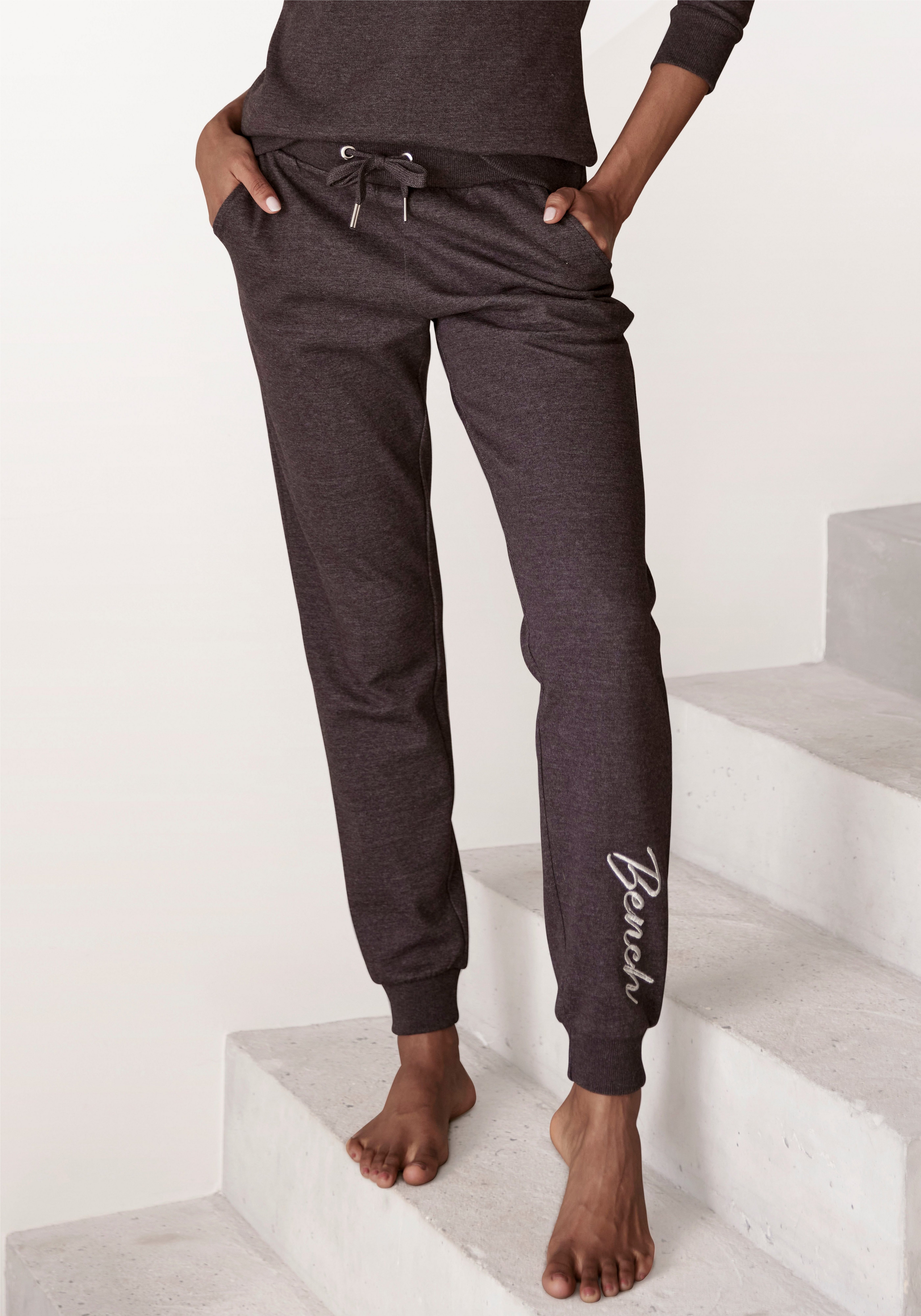 Bench. Loungewear Relaxbroek -loungebroek, sweatbroek met glanzende logo-borduurwerk, loungewear, loungepak