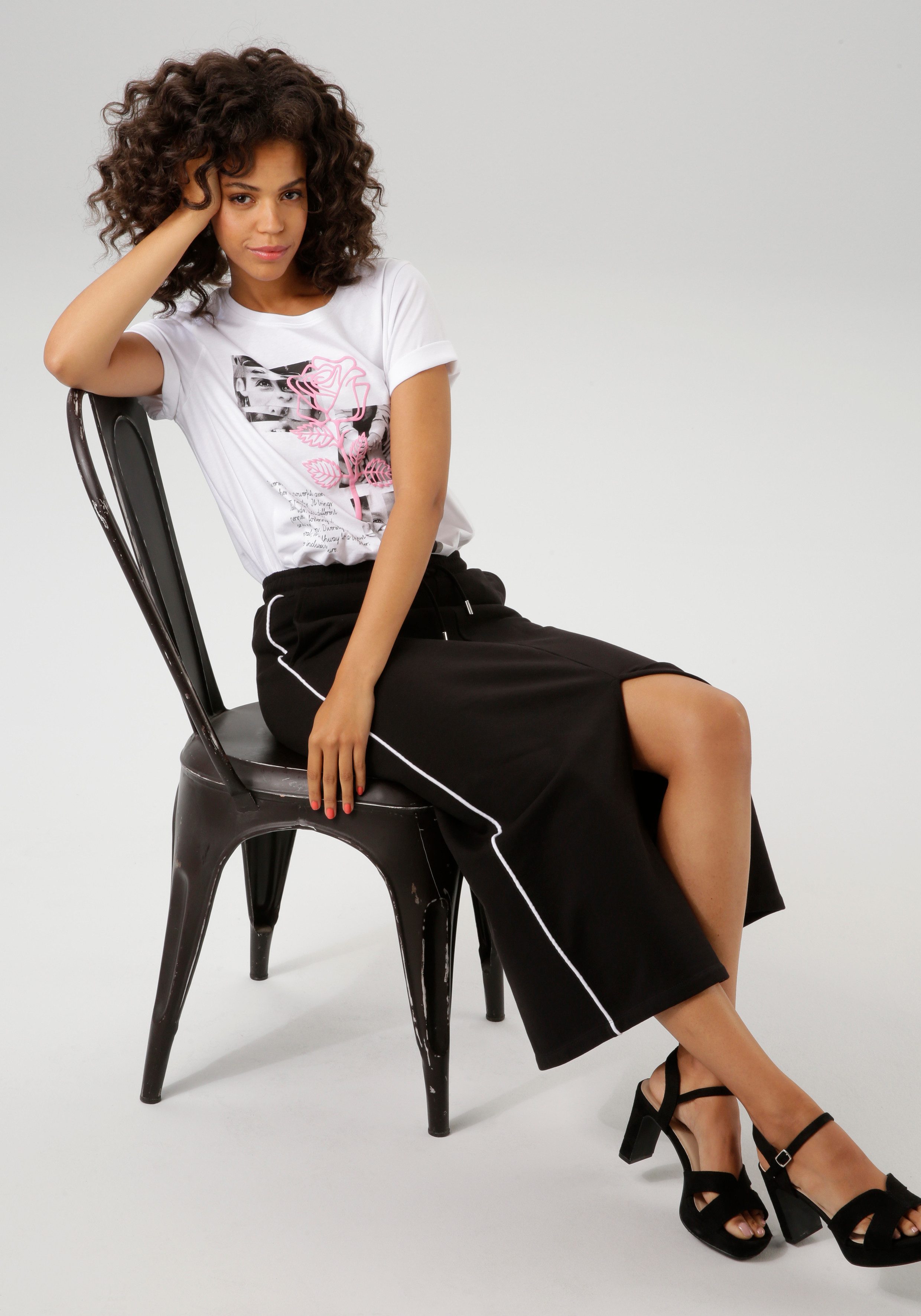 Aniston CASUAL T-shirt met rozenversierde diversity-voorprint