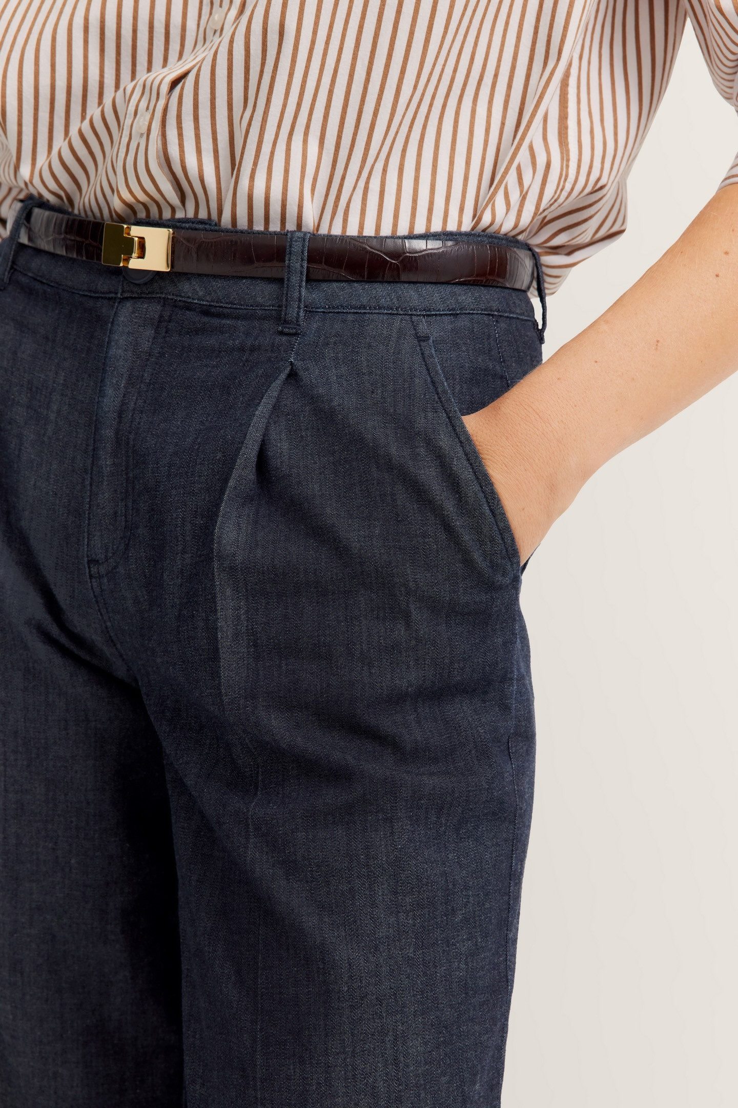 Bugatti Chino met tailleplooi en rechte pijp