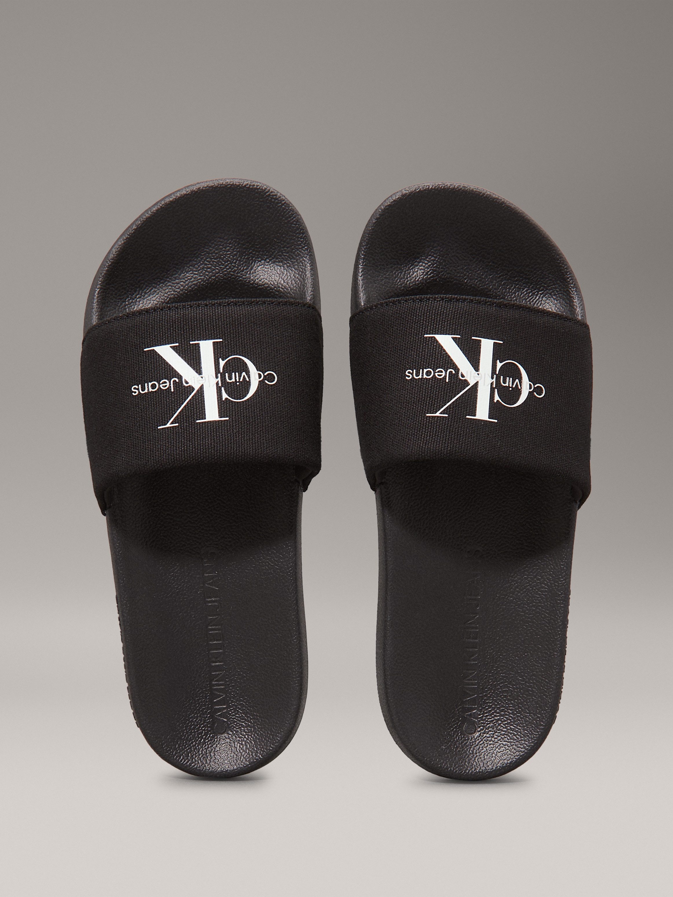 Calvin Klein Slippers SLIDE MONOGRAM WMNS , badschoen, slippers, zomerpantolette, strandschoen om in te stappen