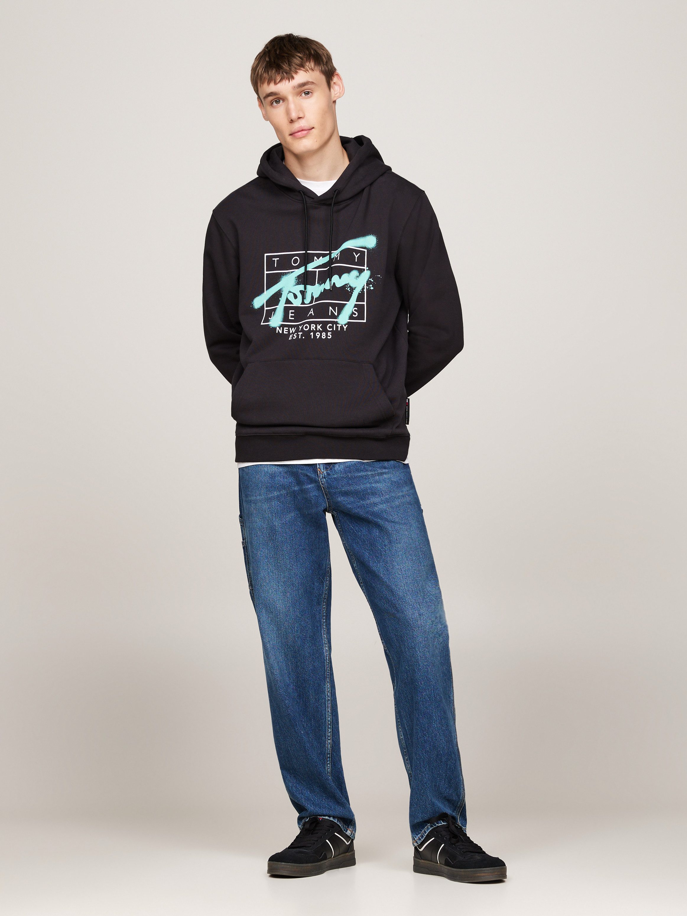TOMMY JEANS Hoodie TJM REG SPRAY HOODIE Tommy Jeans-graffiti-handtekening-logo op de borst