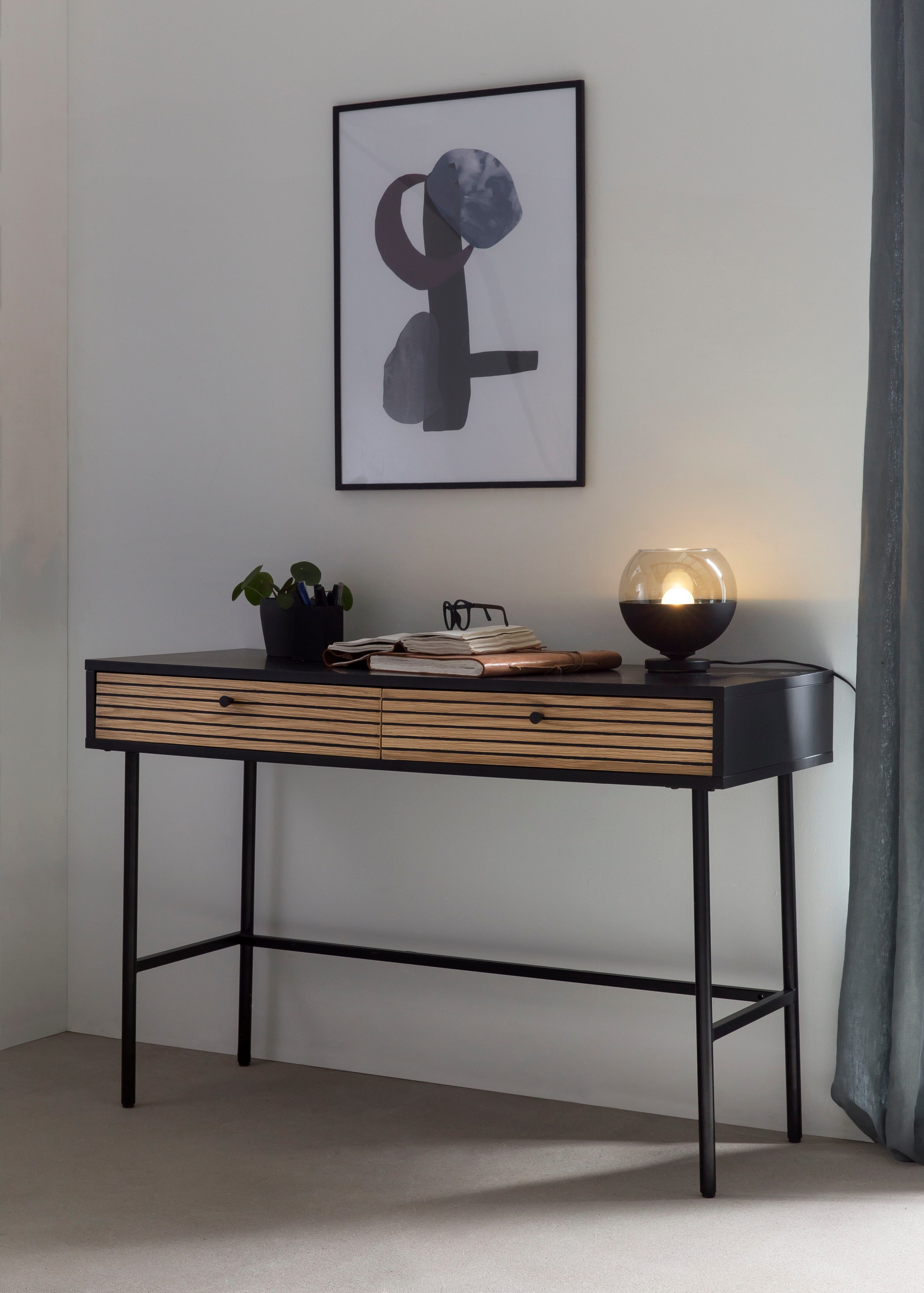 SalesFever Bureau in scandi design, sidetable
