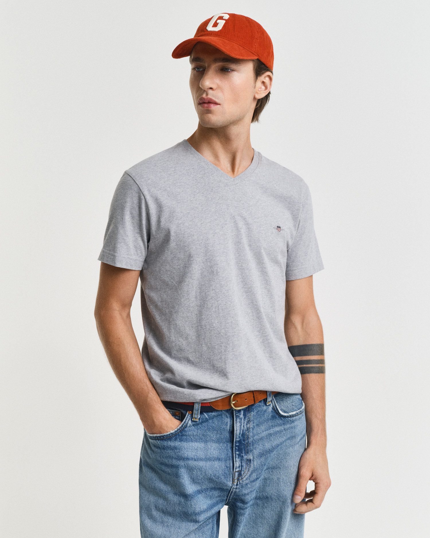 Gant T-shirt SLIM SHIELD V-NECK T-SHIRT met een klein geborduurd logo op de borst