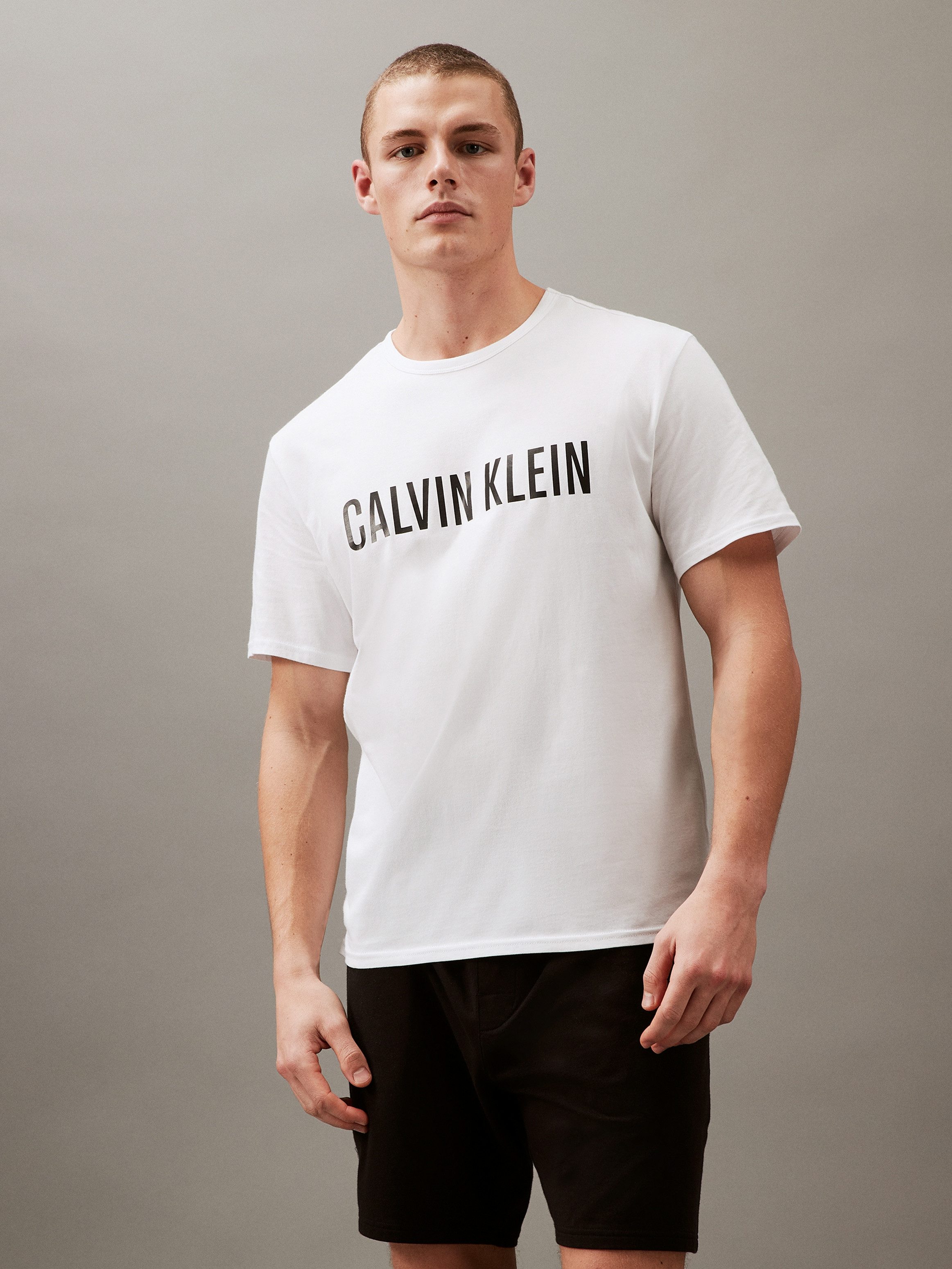 Calvin Klein T-shirt S/S CREW NECK met een logo-opschrift op borsthoogte