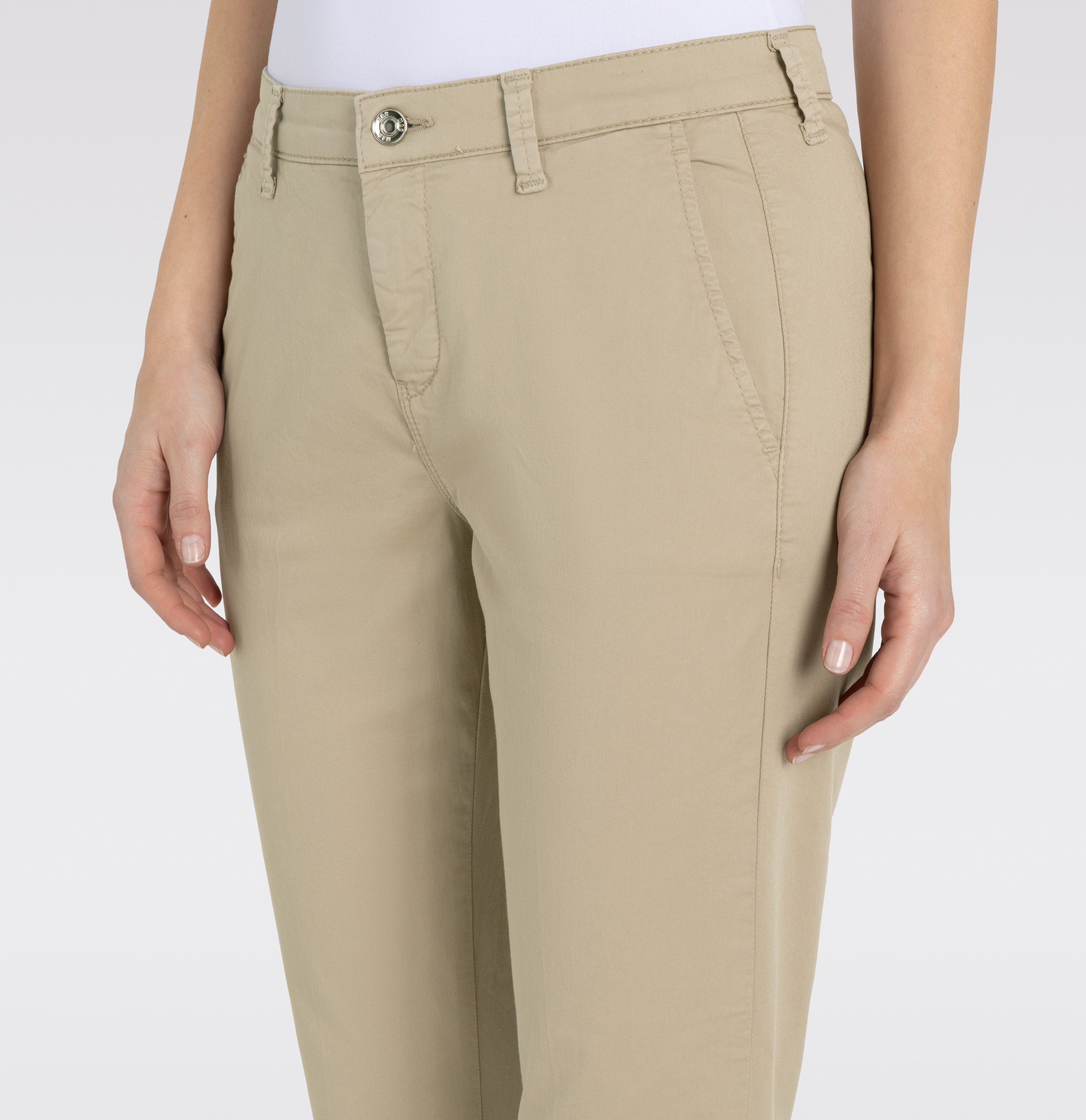 MAC Chino turn up met subtiele glans, elegant en sportief tegelijk