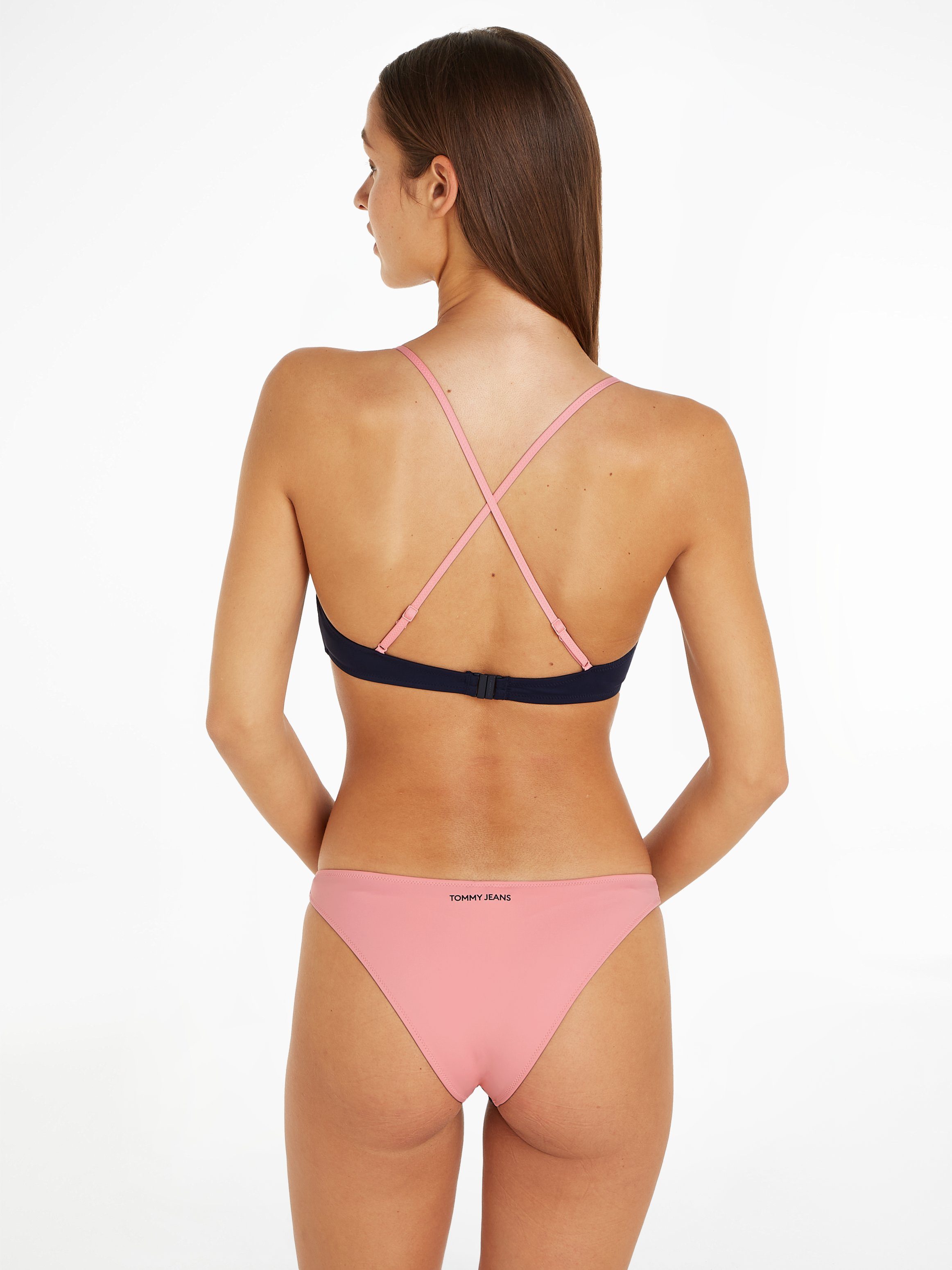 Tommy Hilfiger Swimwear Bikinibroekje HI LEG CHEEKY BIKINI in colorblocking voor en achter tommy hilfiger logo-vlag