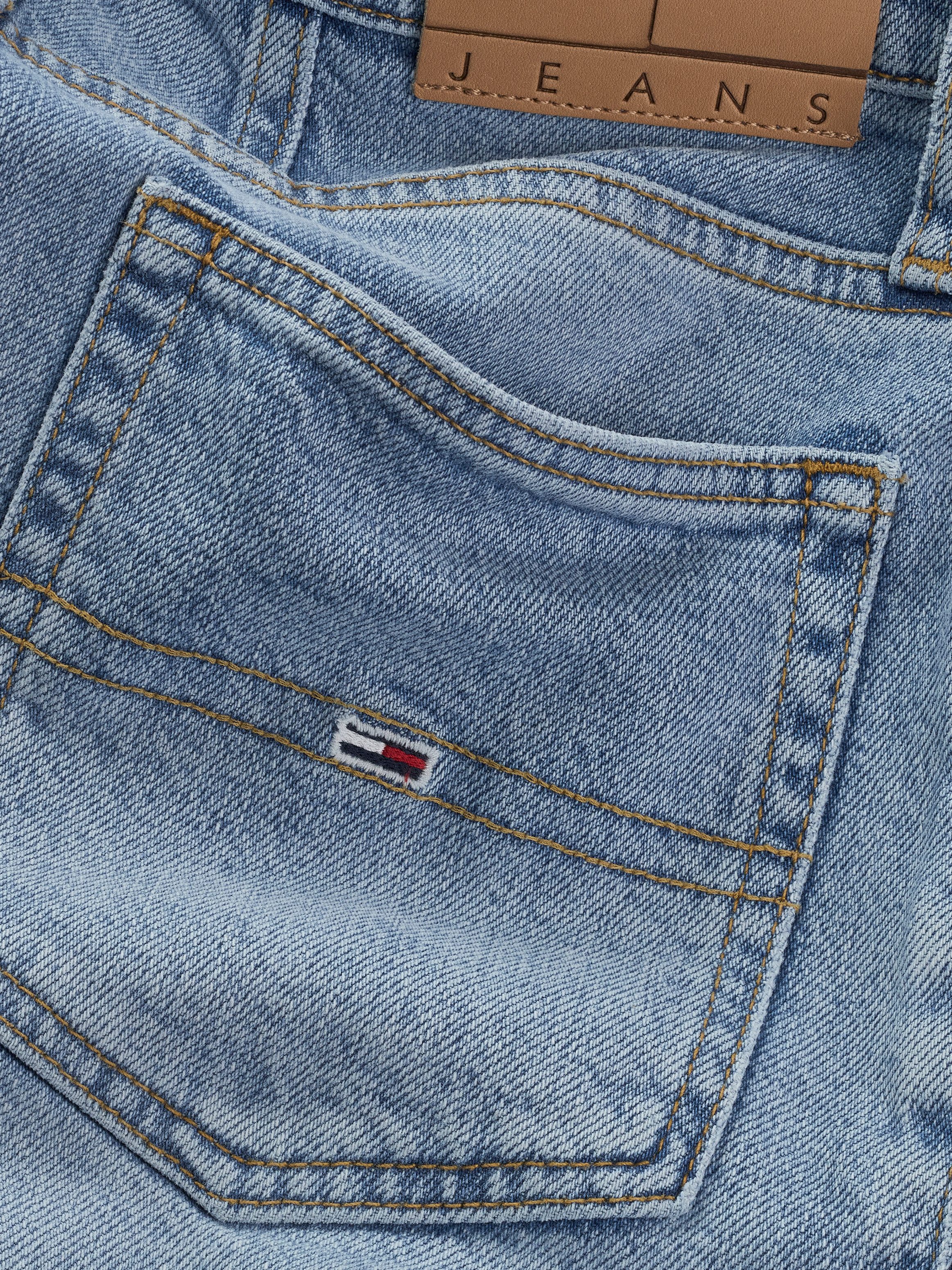 TOMMY JEANS Short MOM SHORT BI0112 met logo-badge, in blauwe wassing
