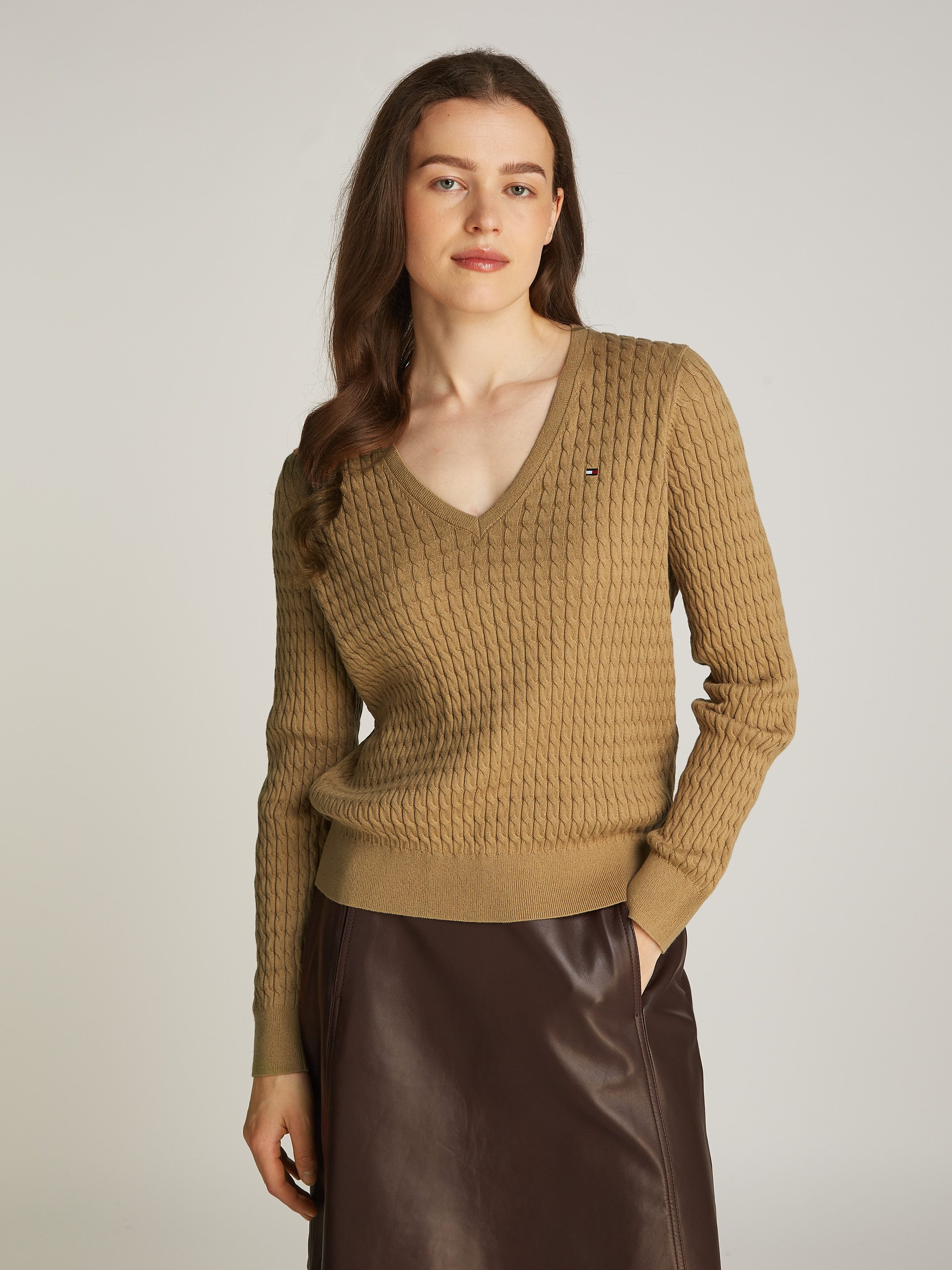 Tommy Hilfiger Trui met V-hals CO CABLE V-NK LS SWT met kabelpatroon, logo-borduursel dames truien met v-hals maat XXXL (46) beige