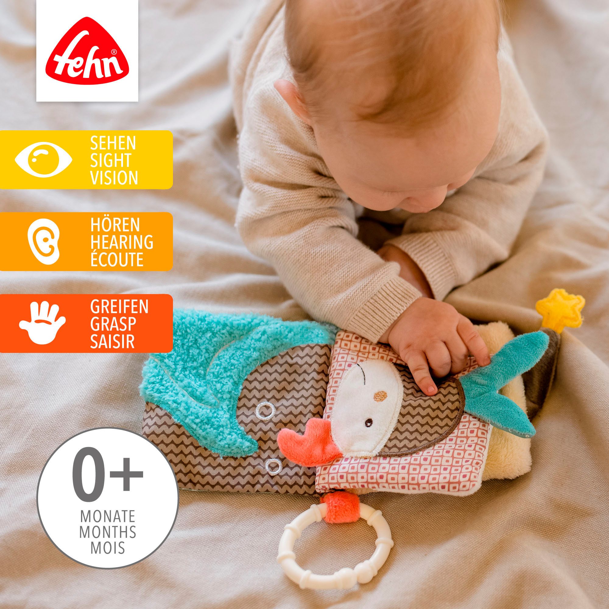 Fehn Grijpspeeltje Bruno, stoffen boek met ring ter bevestiging aan kinderwagen, babyzitje of bed