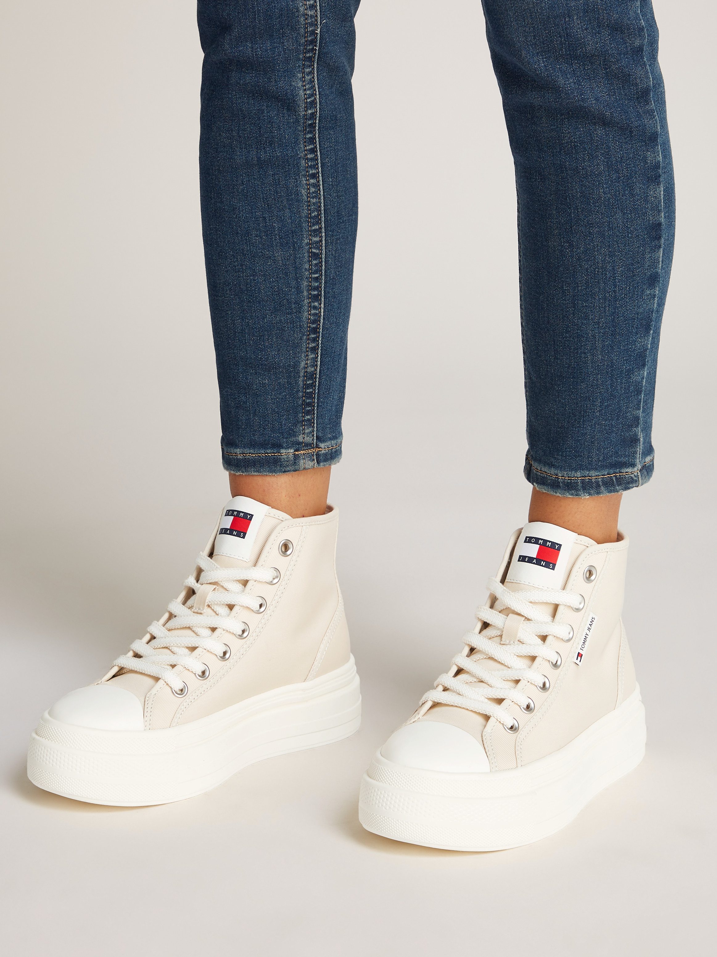 TOMMY JEANS Plateausneakers TJW FOXING FLATFORM SNEAKER HIGH vrijetijdsschoen, veterschoenen, high top sneaker met contraststiksels