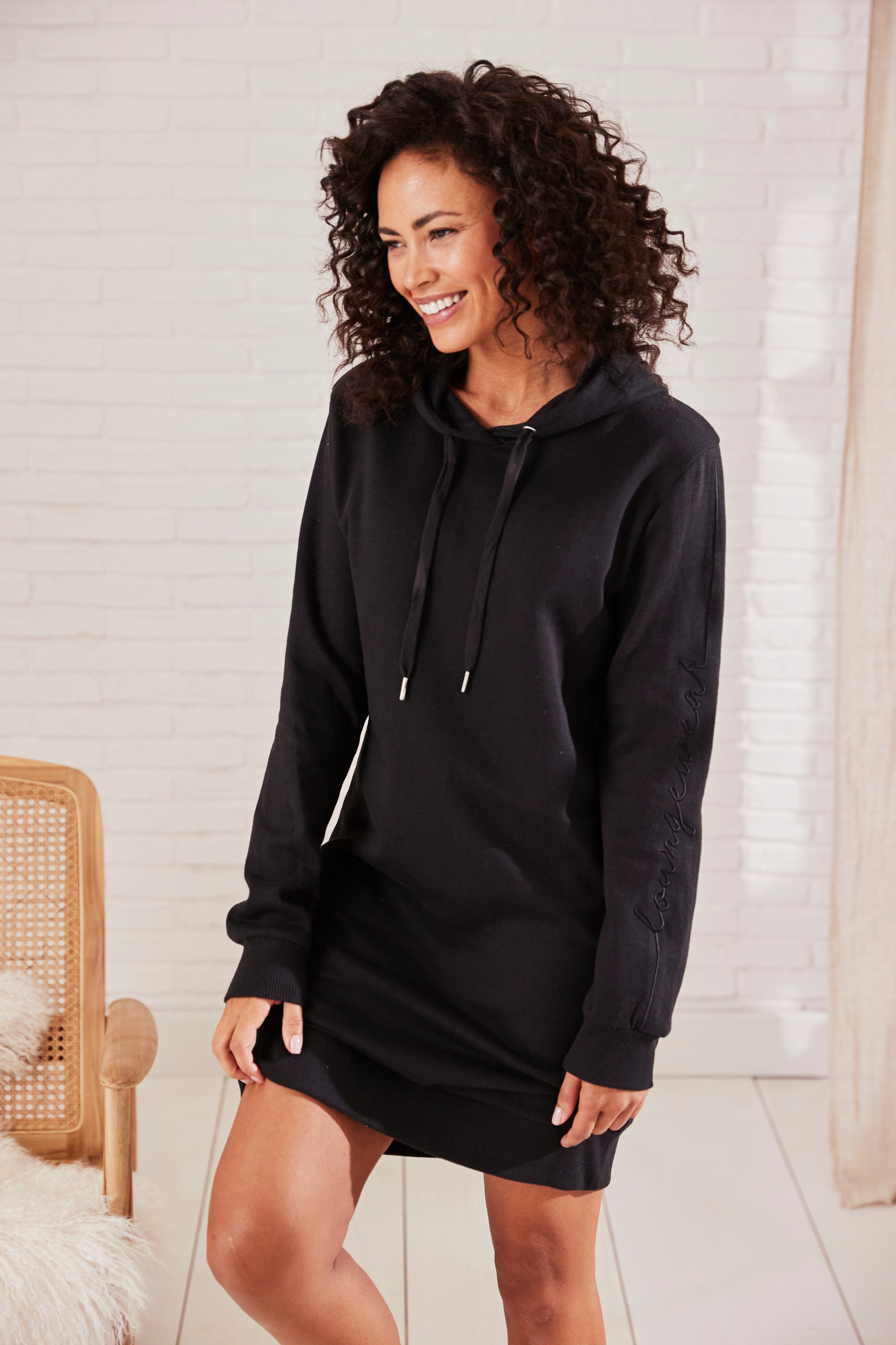 Vivance Sweatjurk met loungewear borduursel, lounge jurk (1-delig)