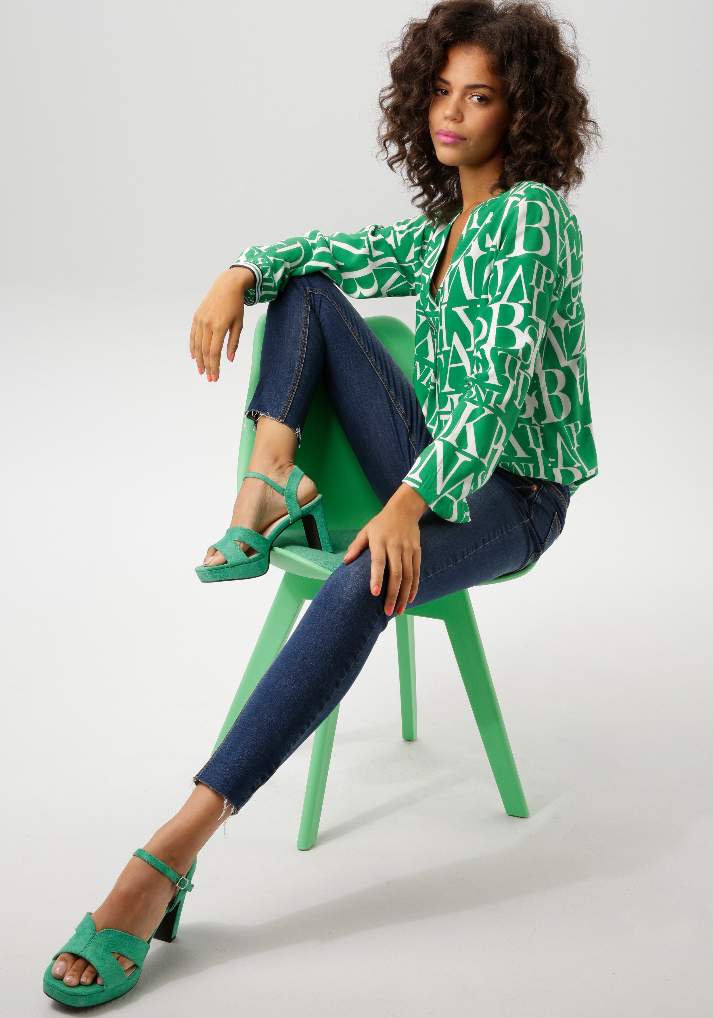 Aniston CASUAL Blouse zonder sluiting met letters gedessineerd