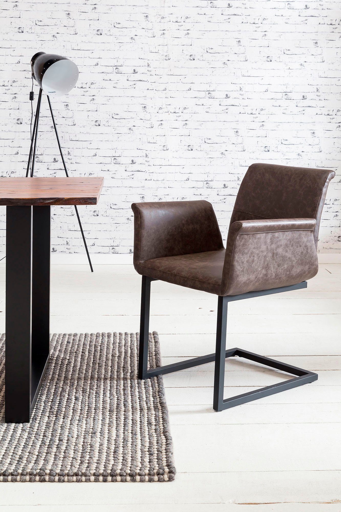 SalesFever eethoek bestaand uit 4 moderne stoelen met armleuning en een