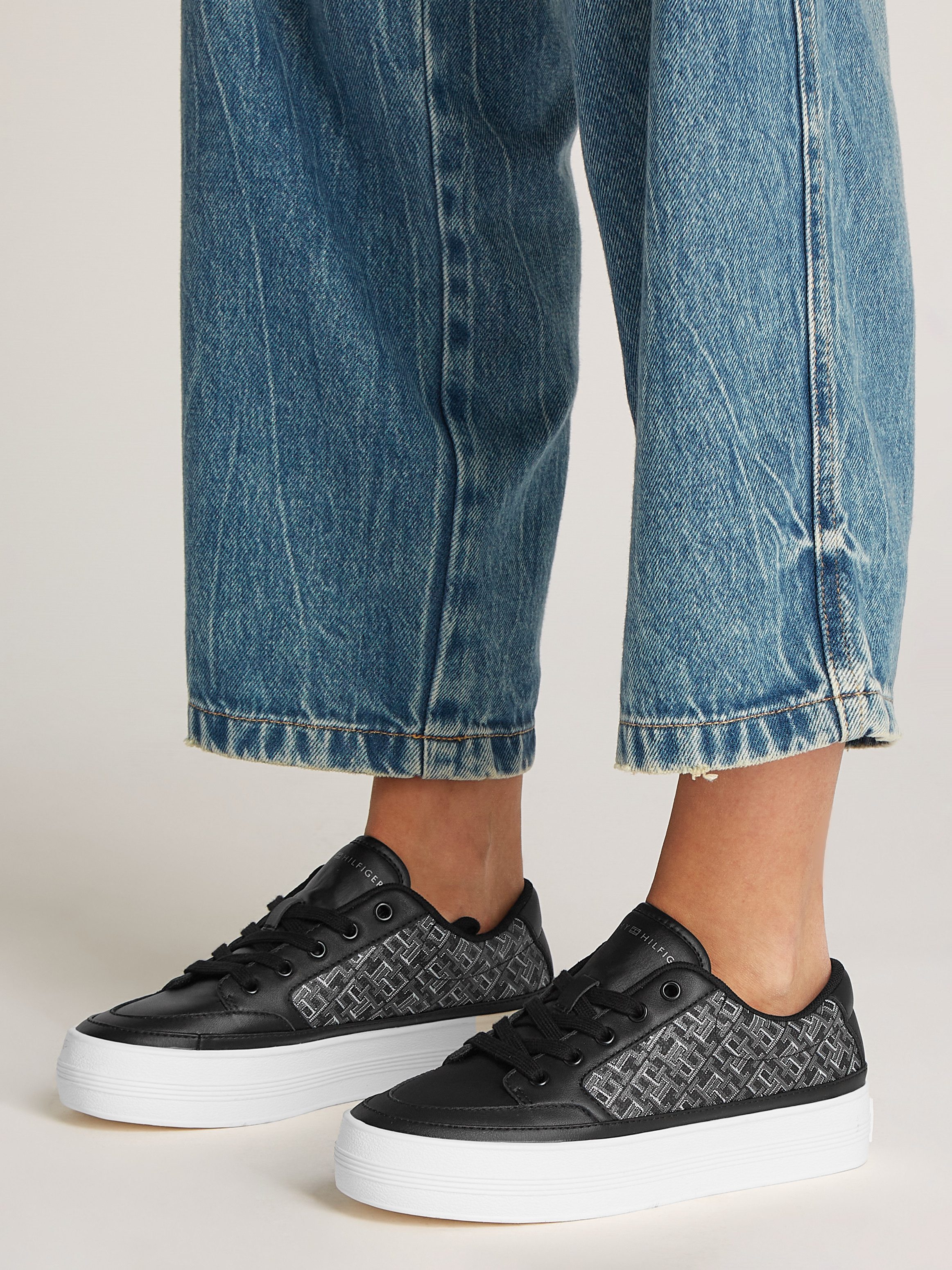 Tommy Hilfiger Plateausneakers VULC LEATHER SNEAKER MONOGRAM , vrijetijdsschoen, lage schoen, veterschoen met allover logoprint